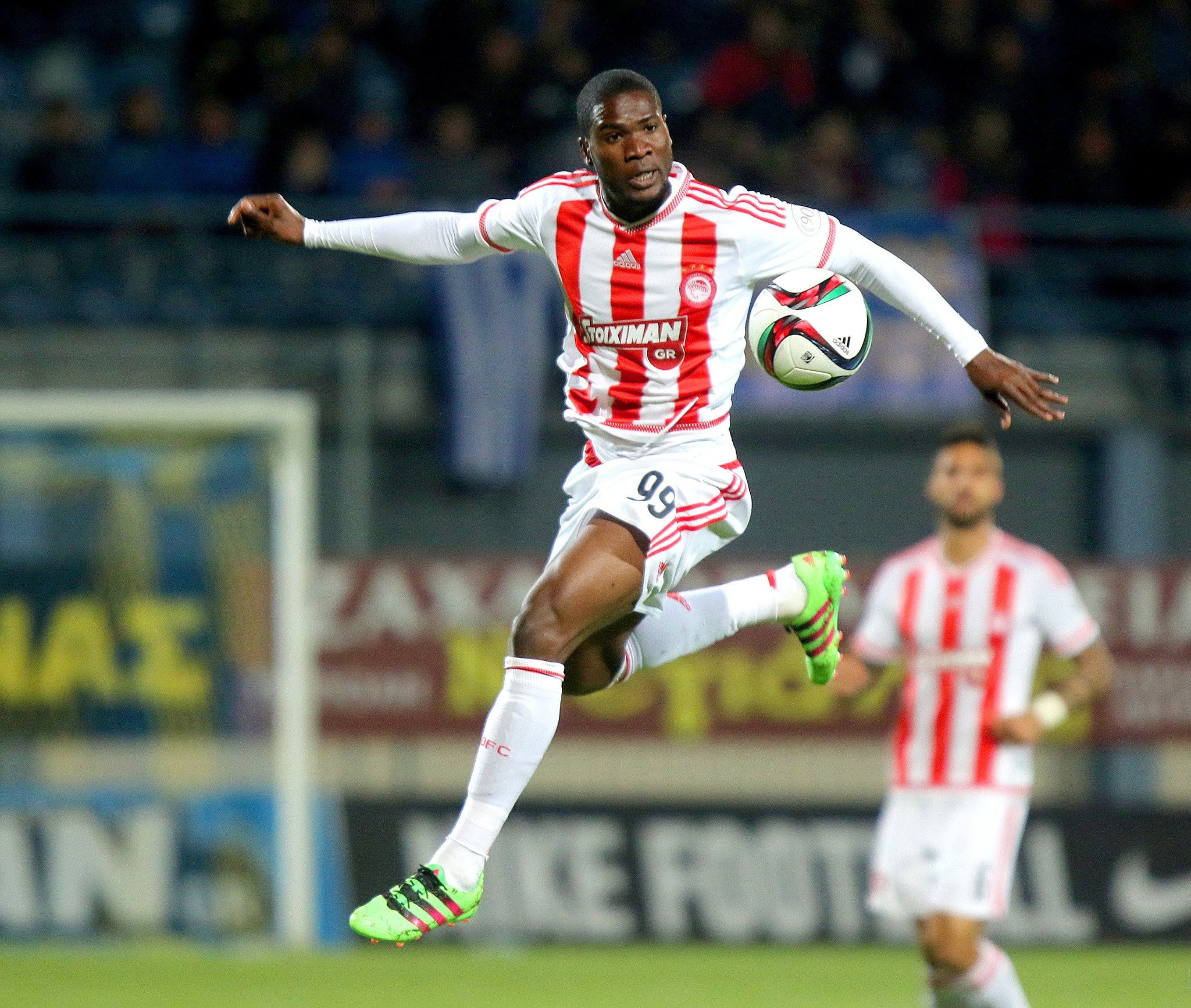 Ο Μπράουν Ιντέγε ανακοίνωσε ότι σταμάτησε το ποδόσφαιρο