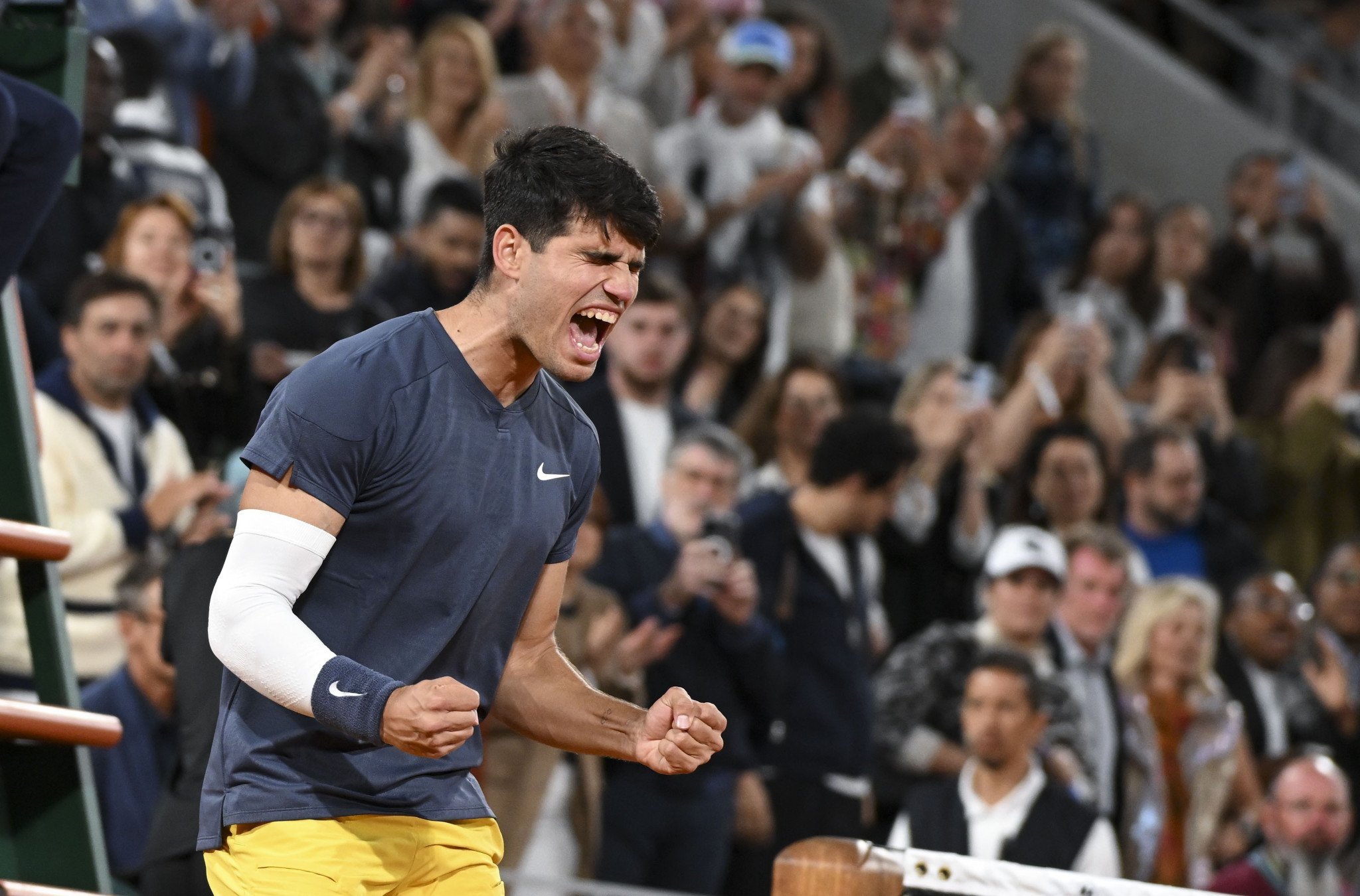 Πάταγος στο Χ με το... τραπεζομάντηλο στο σπίτι του Αλκαράθ (photo)