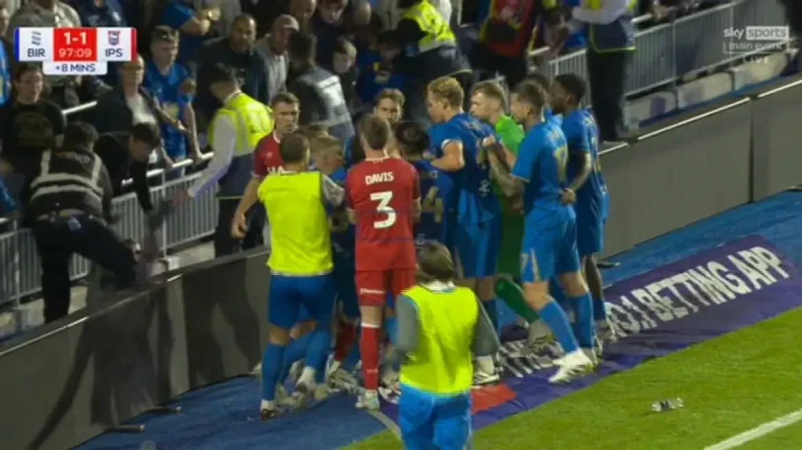 Επεισοδιακό φινάλε στο Μπέρμιγχαμ-Ίπσουιτς: Ένταση μεταξύ των παικτών και ντου οπαδού