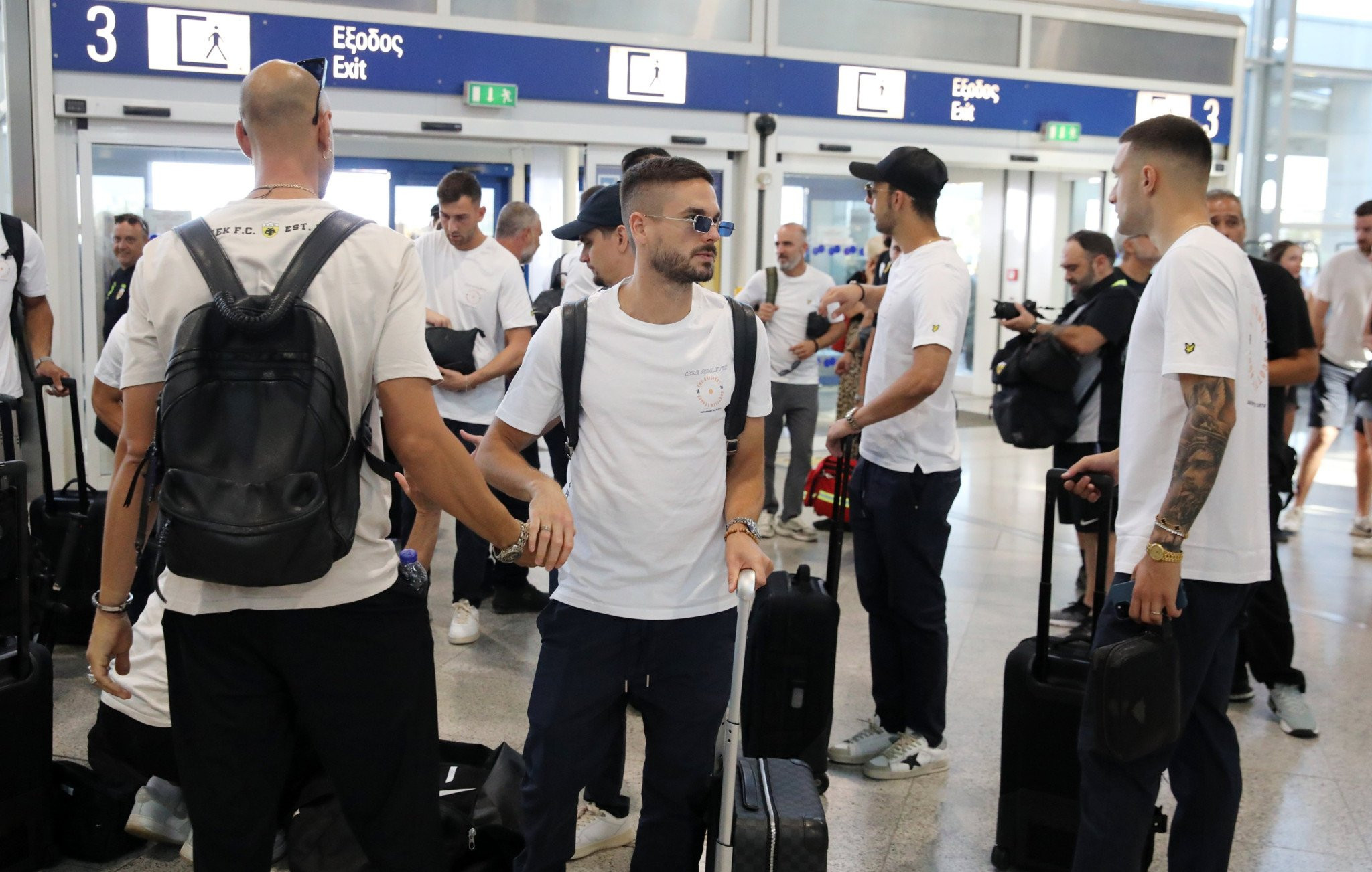 Το… παρεάκι της πτήσης της ΑΕΚ από την Γιουγκοσλαβία