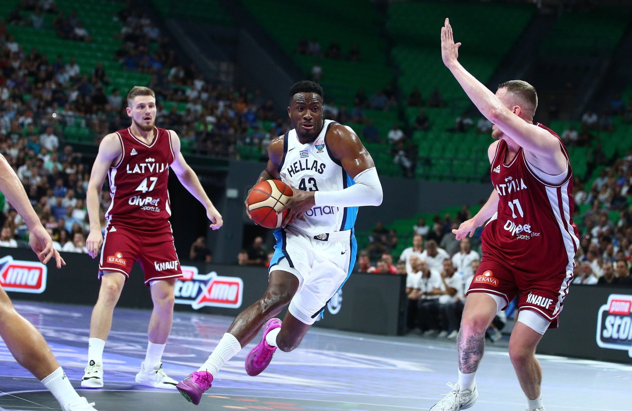 Το «αεροπλανικό» buzzer beater του Θανάση Αντετοκούνμπο στο πρώτο δεκάλεπτο (video)