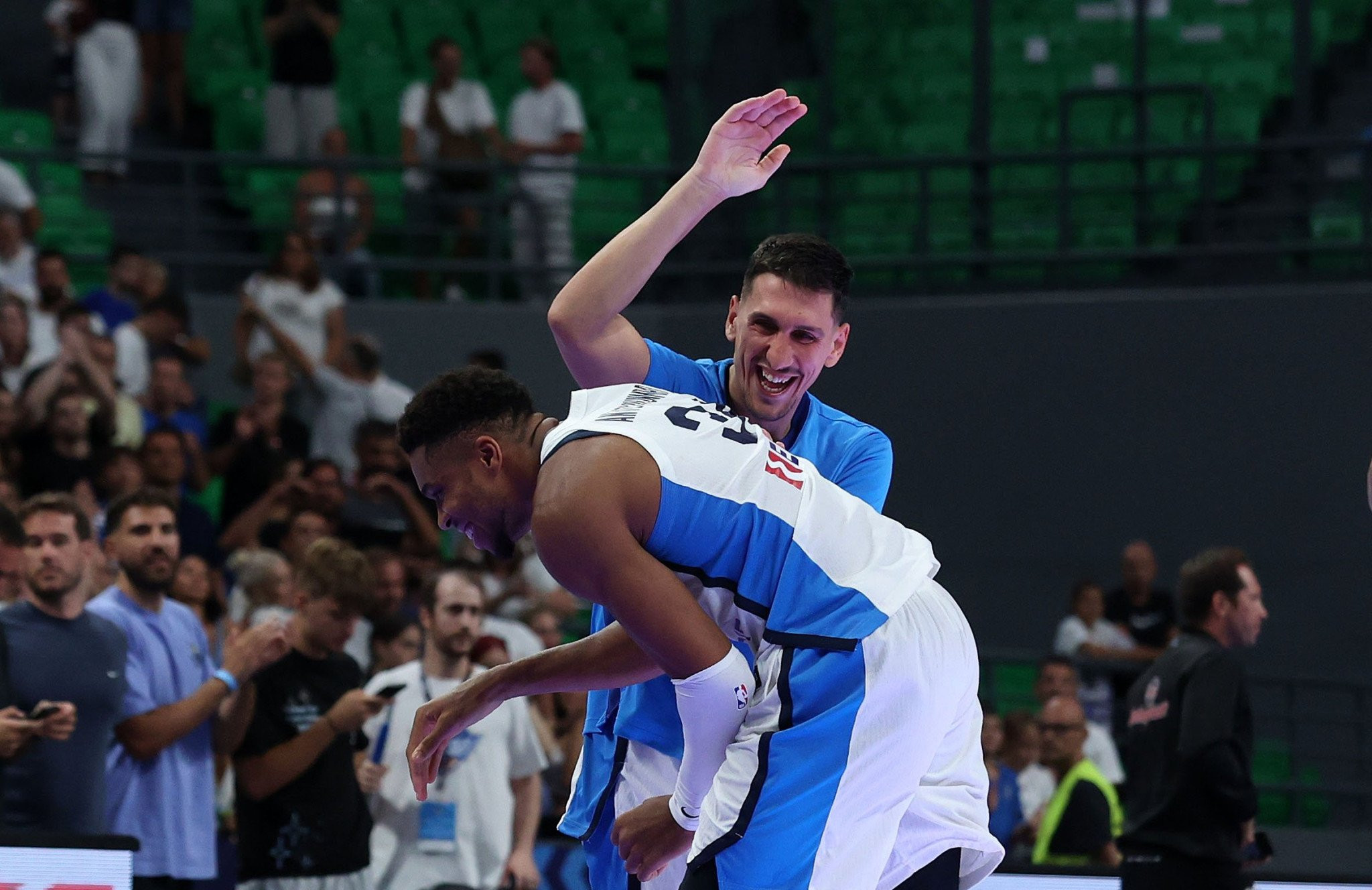 Ο Λαρεντζάκης ανταπέδωσε... τις σφαλιάρες στον Γιάννη Αντετοκούνμπο (video)