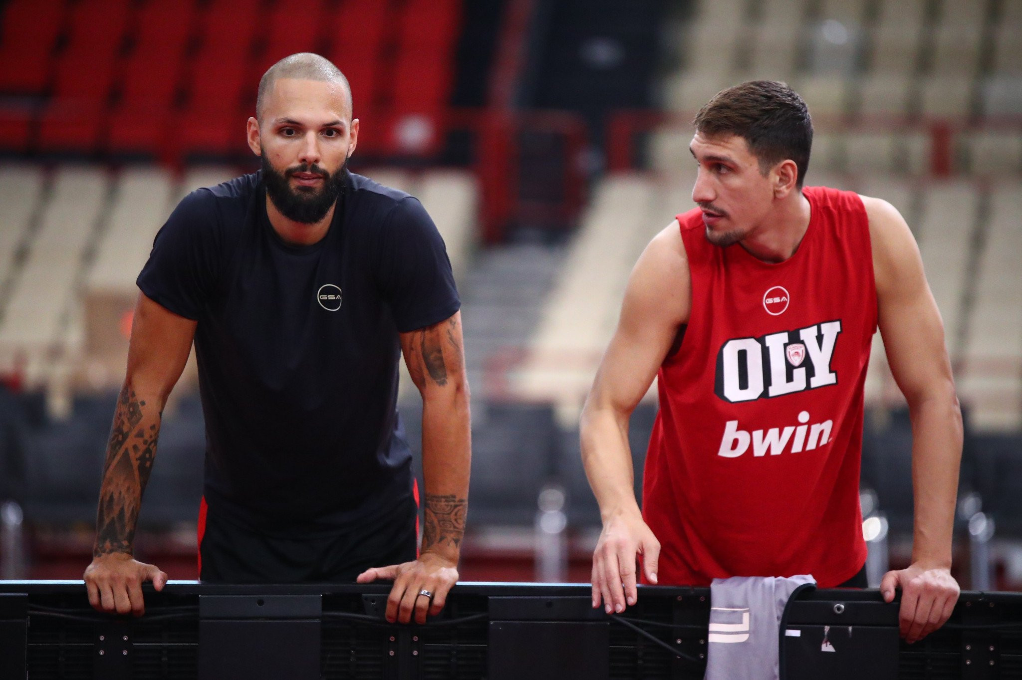 Ο Φουρνιέ τρολάρει Λαρεντζάκη για τη... φάπα από τον Γιάννη: «Αν δεν ακούς όσα λέω, αυτό θα συμβαίνει»