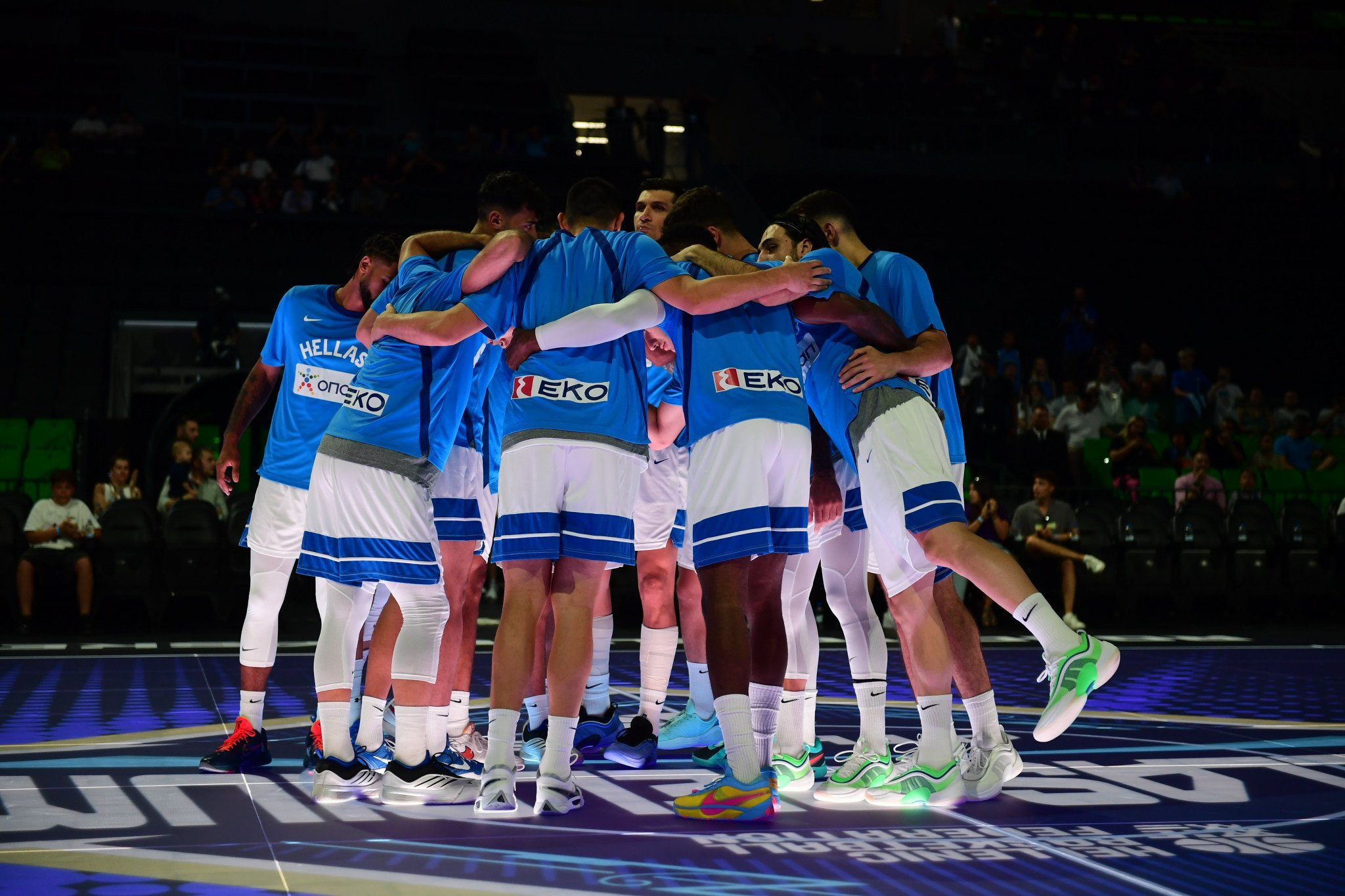 Η είσοδος της Εθνικής στο glass floor του ΟΑΚΑ (video)