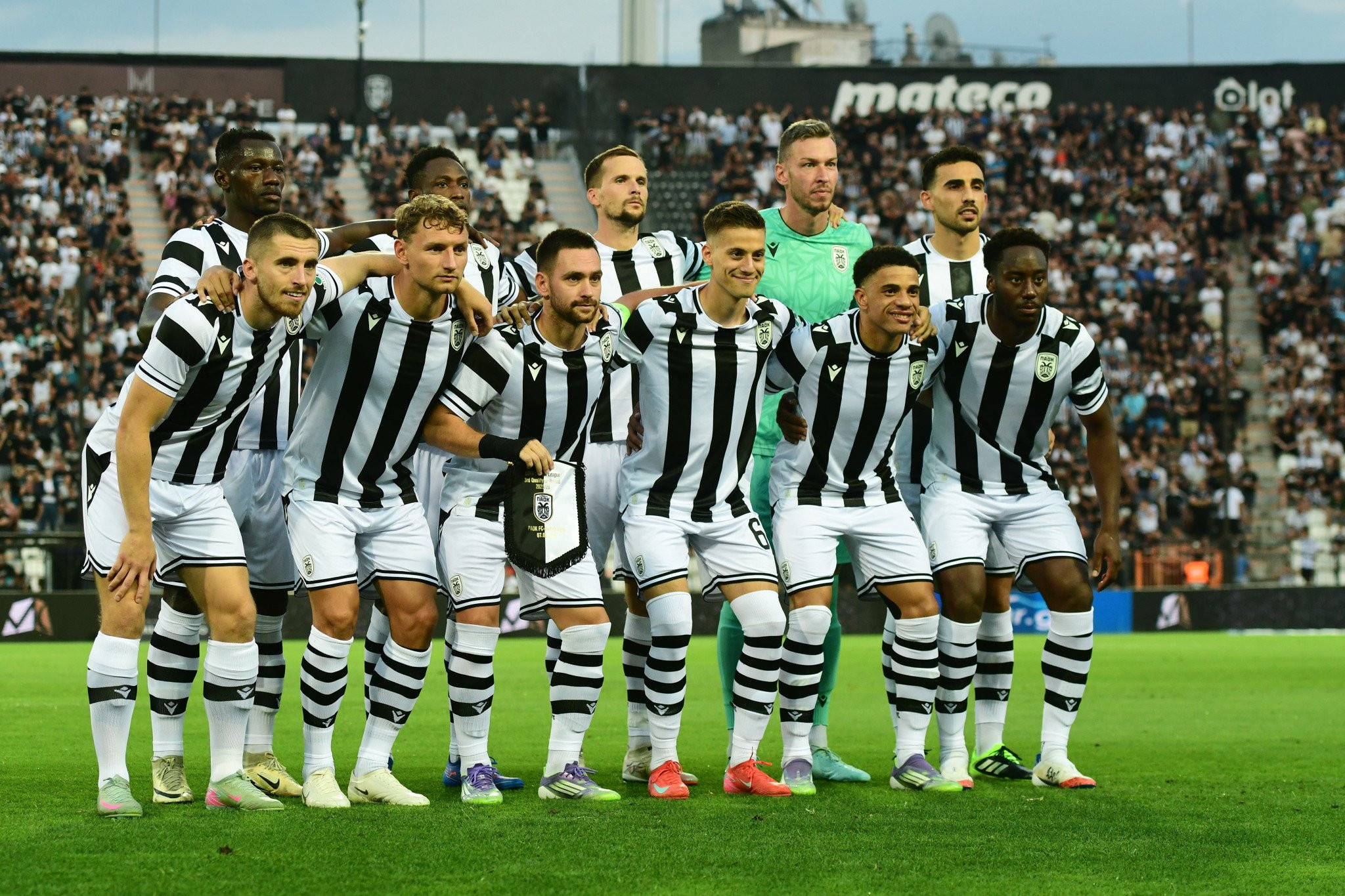 Ο Παβλένκα και ο Κένι του δείχνουν τον δρόμο