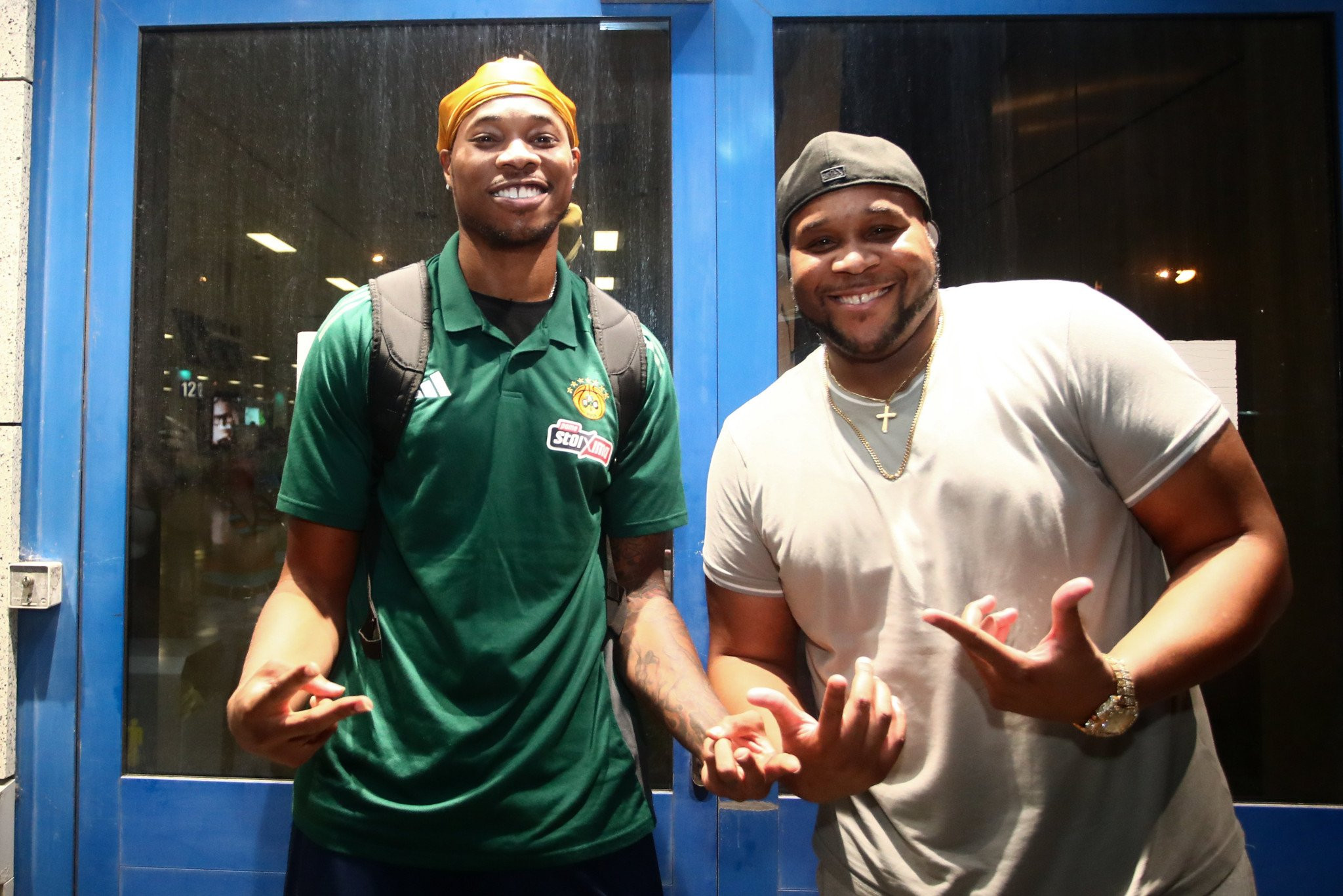 Ποιος ήταν ο άνθρωπος που έκλεψε την παράσταση στην άφιξη του Ρισόν Χολμς (video)