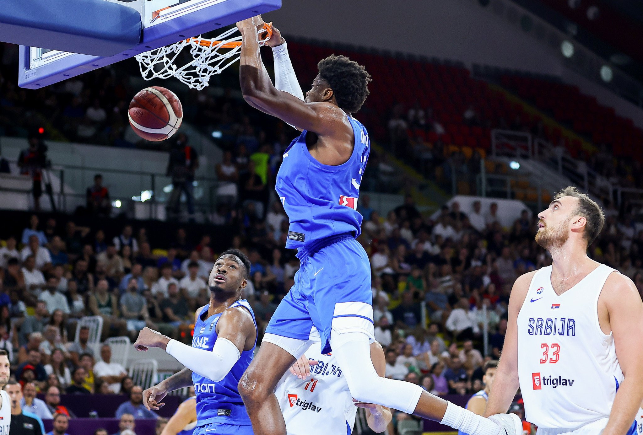 Ο Αντετοκούνμπο... πήρε το πορτοφόλι του αντιπάλου του και κάρφωσε με μανία (video)