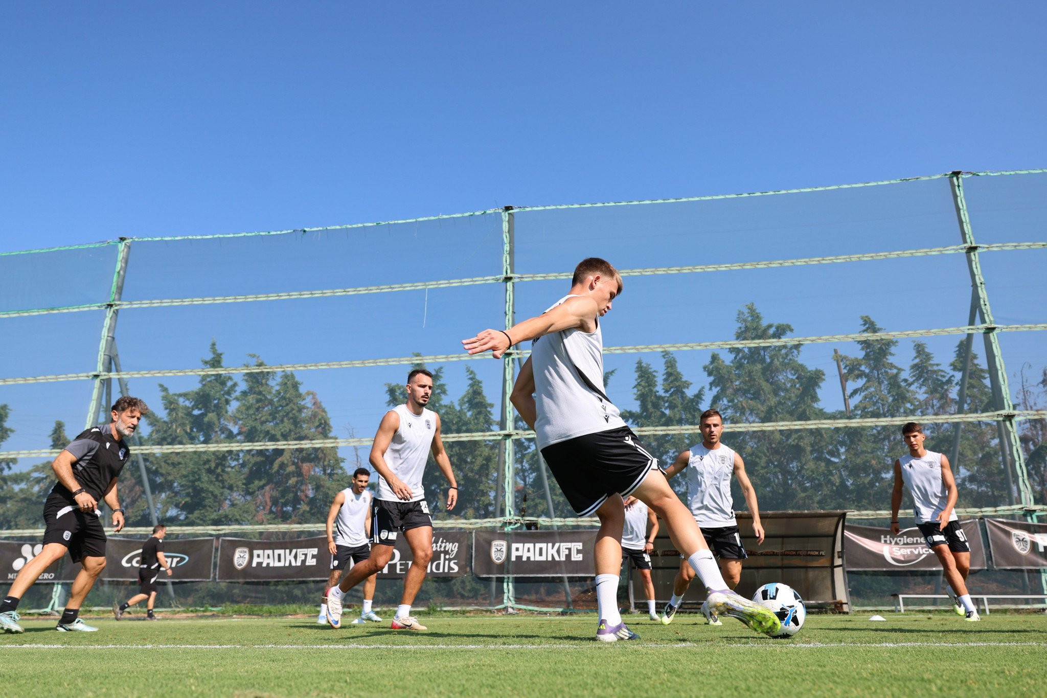 Η τελευταία προπόνηση του ΠΑΟΚ πριν ταξιδέψει στην Αυστρία - Προπονήθηκε και ταξιδεύει ο Καμαρά (video)