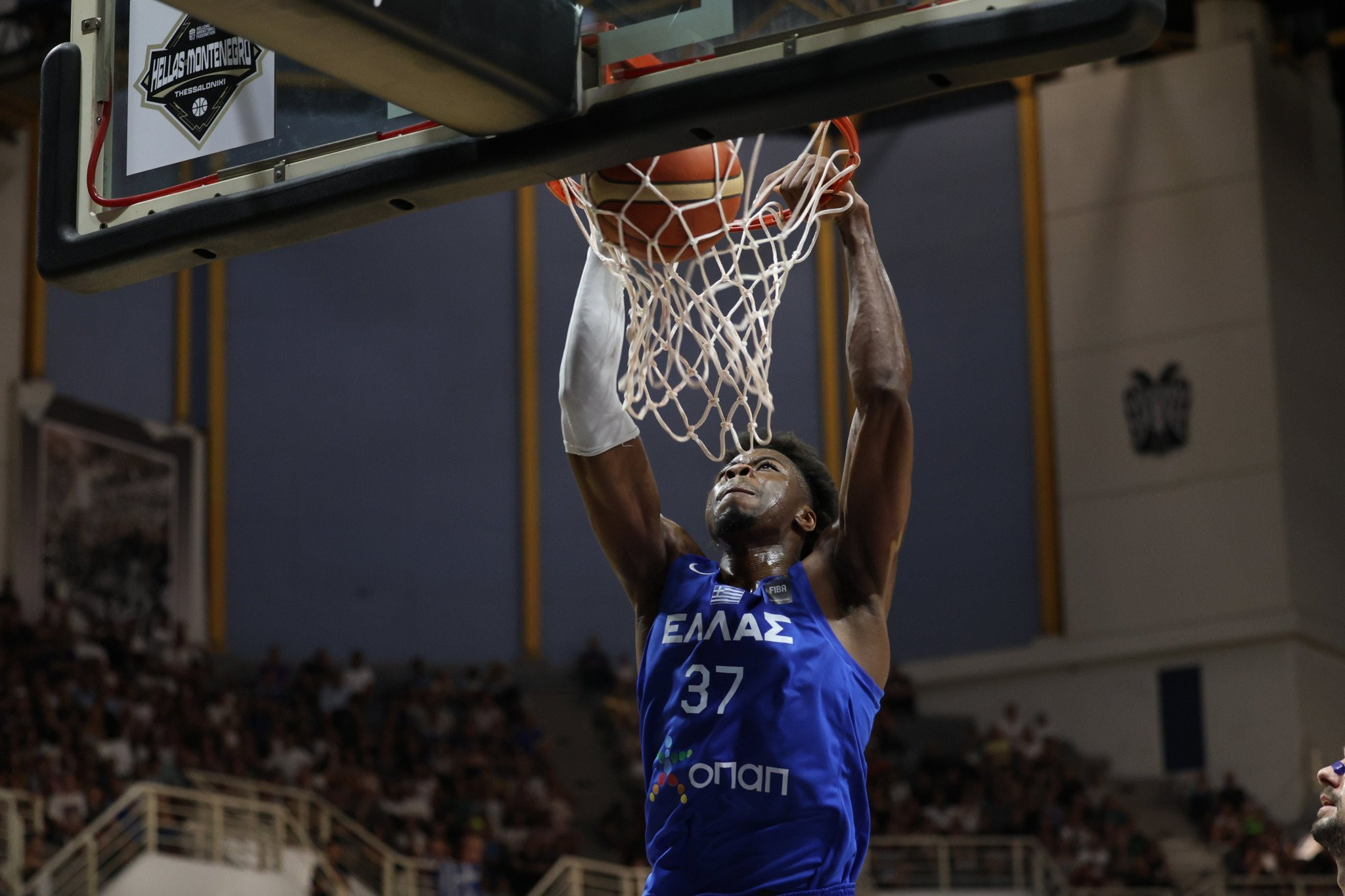 Η όμορφη συνεργασία των Κώστα και Θανάση Αντετοκούνμπο (video)