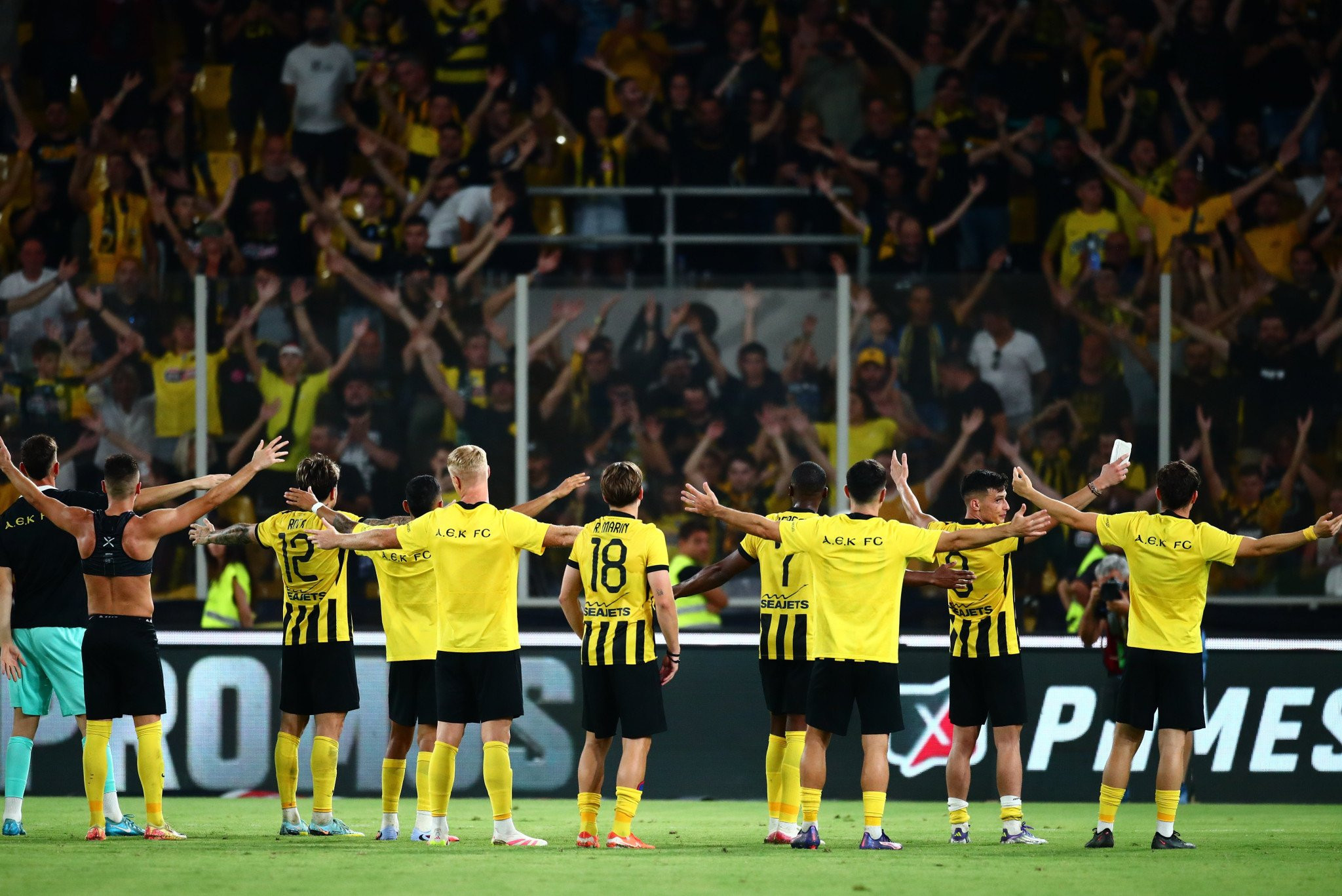 Κόσμος και παίκτες της ΑΕΚ πανηγύρισαν μαζί την πρόκριση (video)