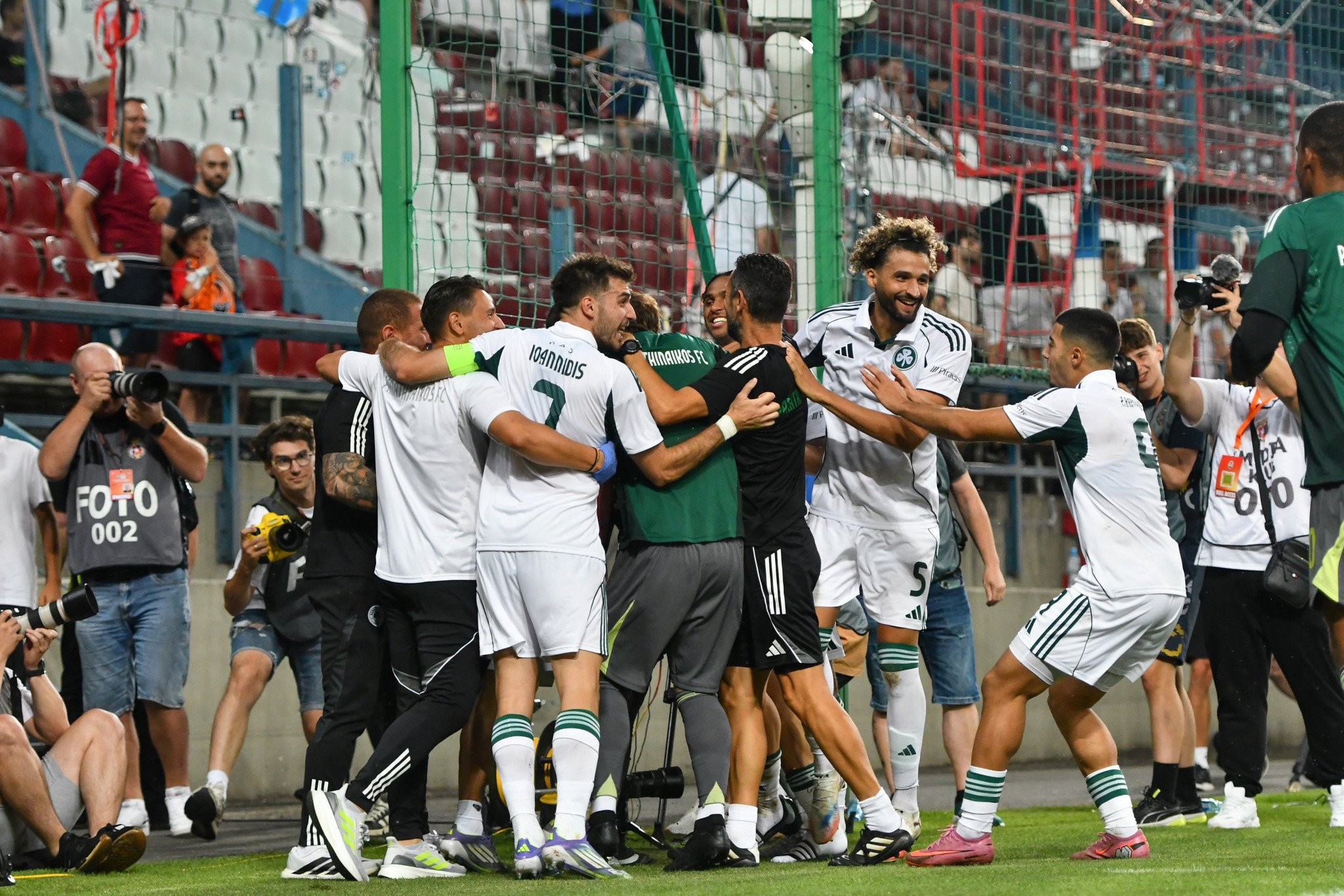 Η ΕΠΟ συνεχάρη τις τρεις ελληνικές ομάδες για τις προκρίσεις τους