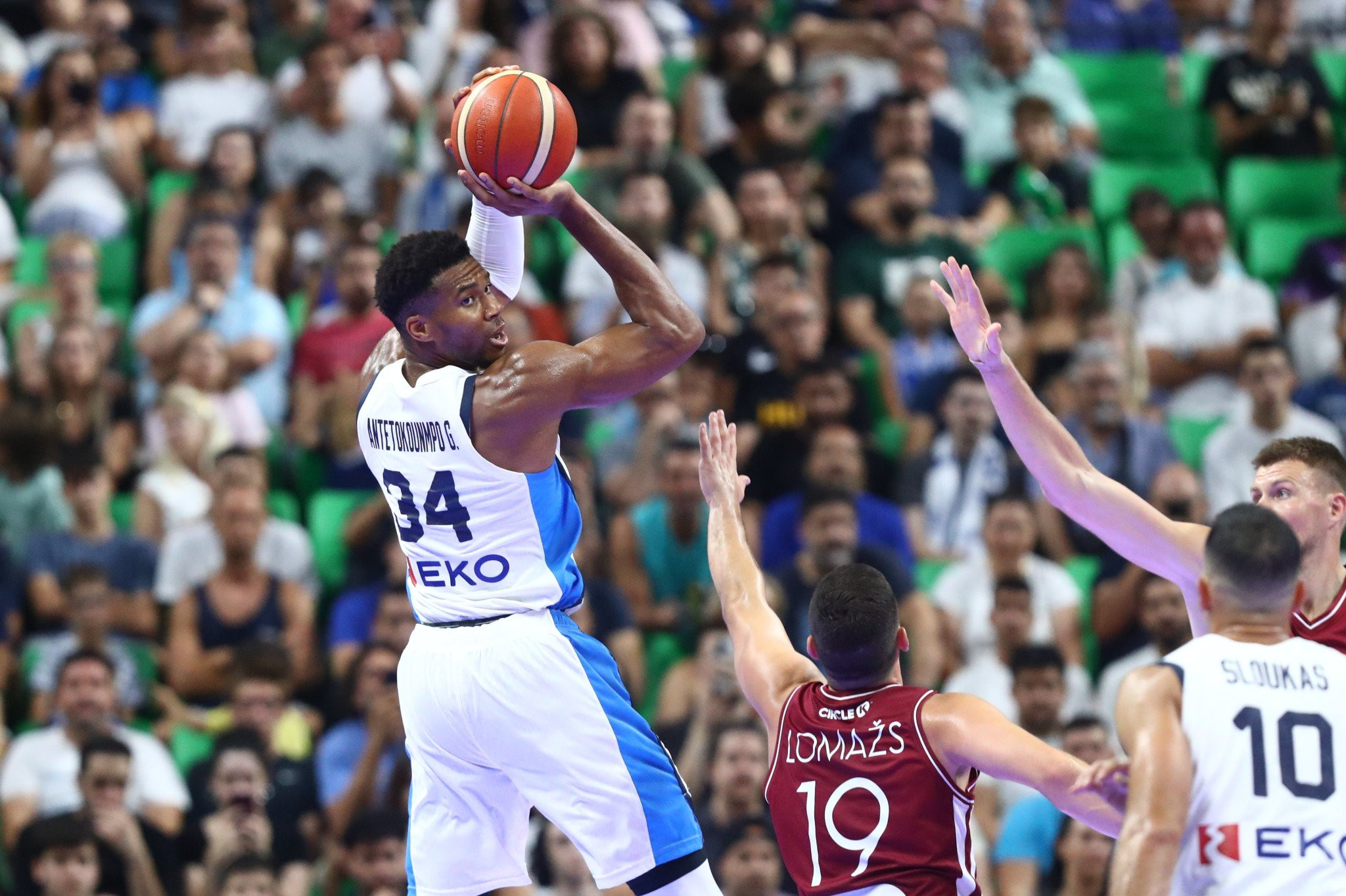 Η εντυπωσιακή ασίστ Γιάννη για καλάθι και φάουλ του Καλαϊτζάκη (video)