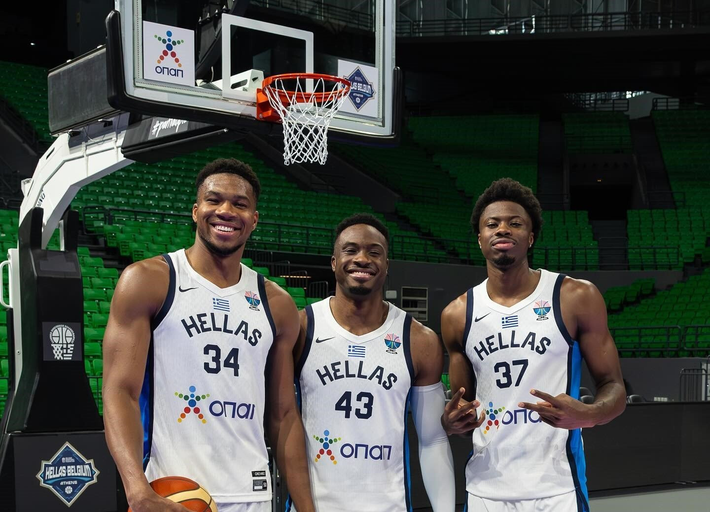 Οι Μιλγουόκι Μπακς... αποθεώνουν τα αδέρφια Αντετοκούνμπο και την Εθνικής Ελλάδας