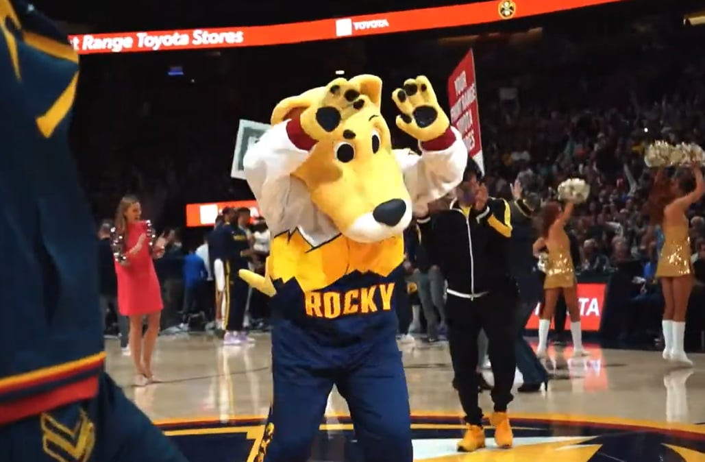 Η μασκότ των Νάγκετς έκανε μήνυση στον ιδιοκτήτη της ομάδας επειδή απολύθηκε λόγω αναρρωτικής άδειας