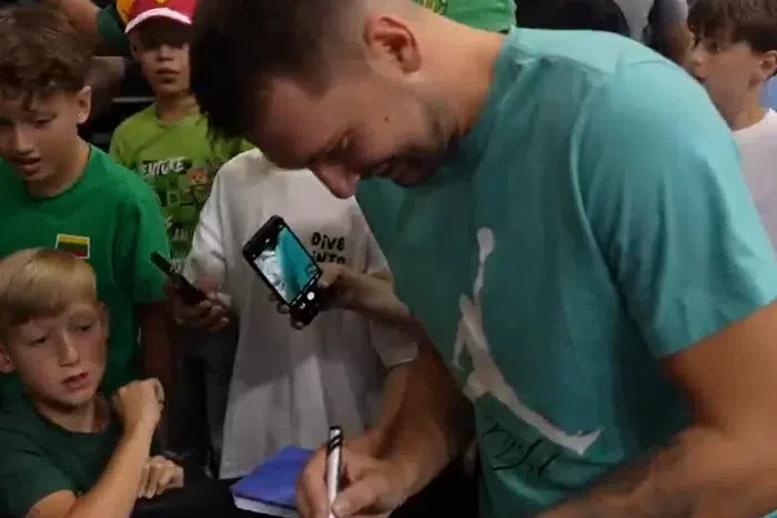 Ο Ντόντσιτς υπέγραψε αυτόγραφο σε 20ευρω (video)