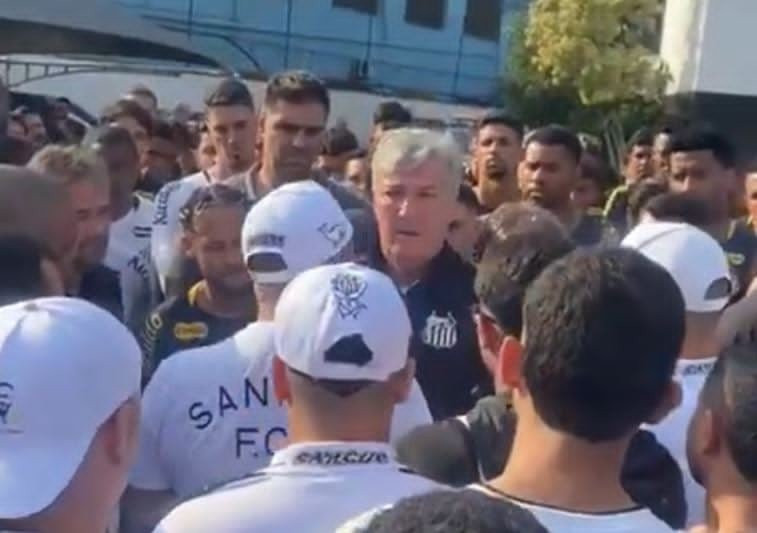Σε έξαλλη κατάσταση οι οπαδοί της Σάντος -  Εισέβαλλαν στο προπονητικό κέντρο (video)