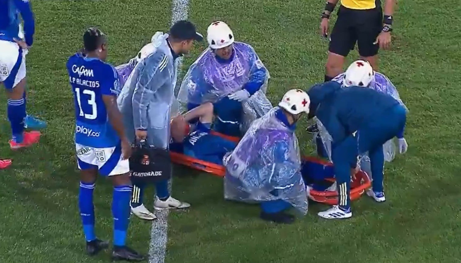 Σοκατιστικός τραυματισμός στην Κολομβία - «Πάγωσε» όλο το γήπεδο (video)