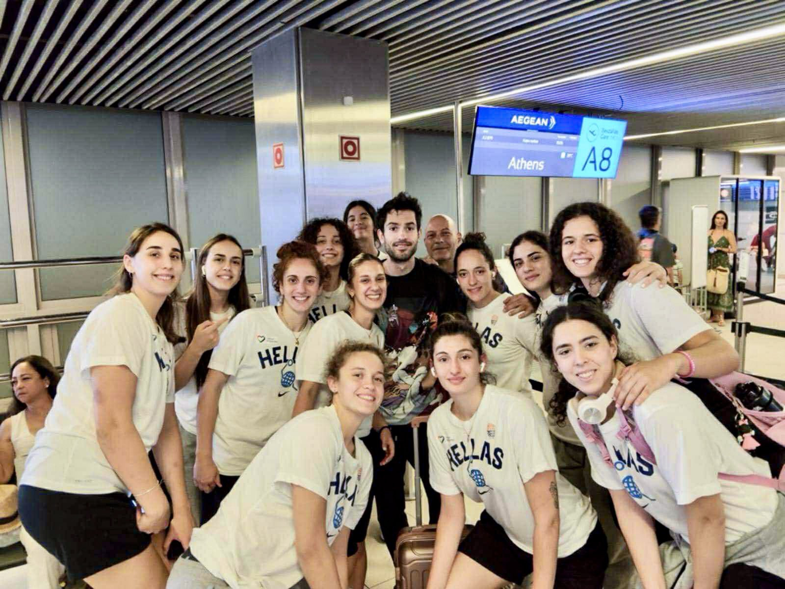 Συνάντηση κορυφής: Καραλής και Τεντόγλου φωτογραφήθηκαν στο «Ελ. Βενιζέλος» με την Εθνική Νέων Γυναικών