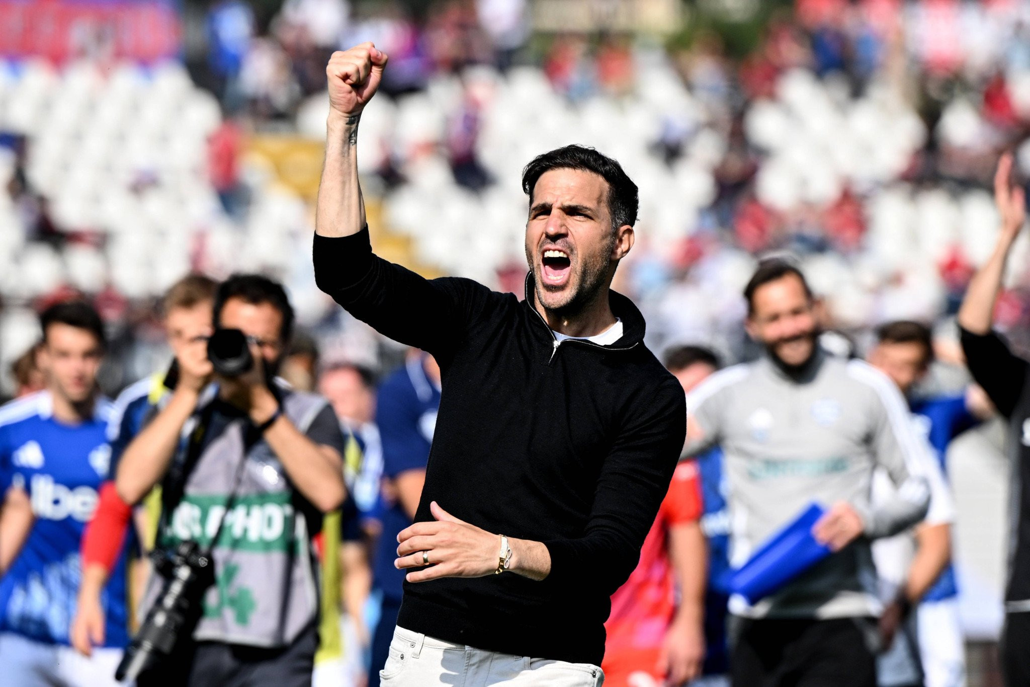 Ο Σεσκ Φάμπρεγας παίζει Football Manager στην τοποθεσία Κόμο