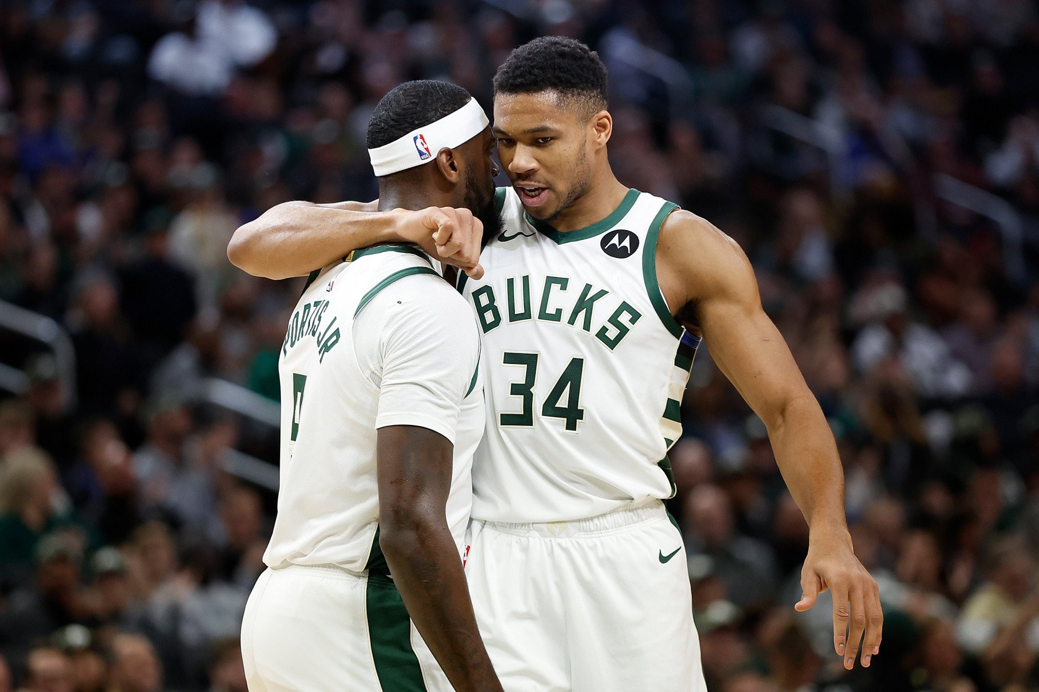 Με τον Γιάννη να βγαίνει μπροστά στο φινάλε οι Μπακς γλίτωσαν το κάζο από τους Χοκς