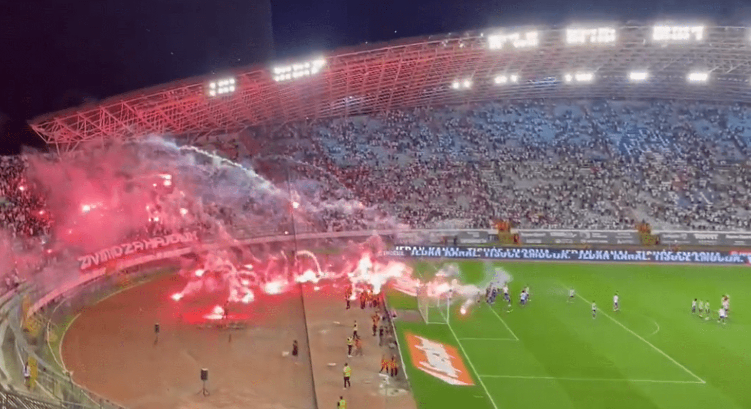 Εξαλλοι οι οπαδοί της Χάιντουκ Σπλιτ - Πέταξαν πυρσούς και φωτοβολίδες στους παίκτες (video)