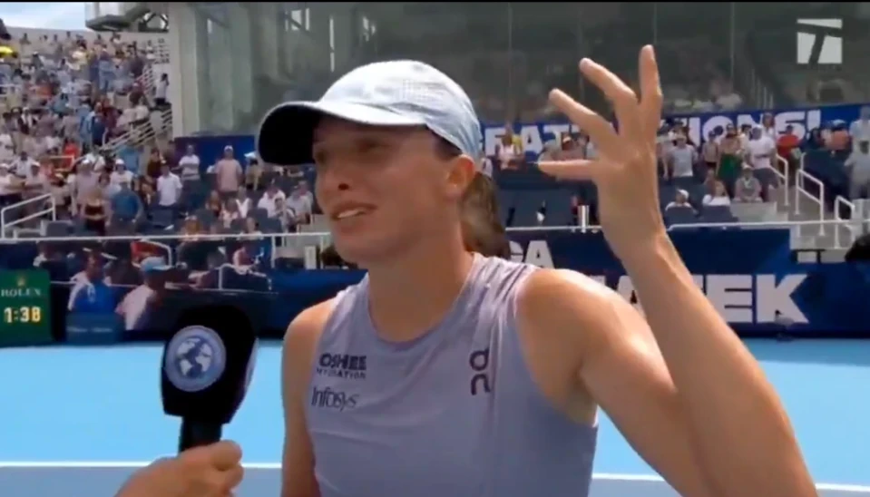 Δεν βρέχει, σε φτύνουν! Το έζησε η Σφιόντεκ (video)