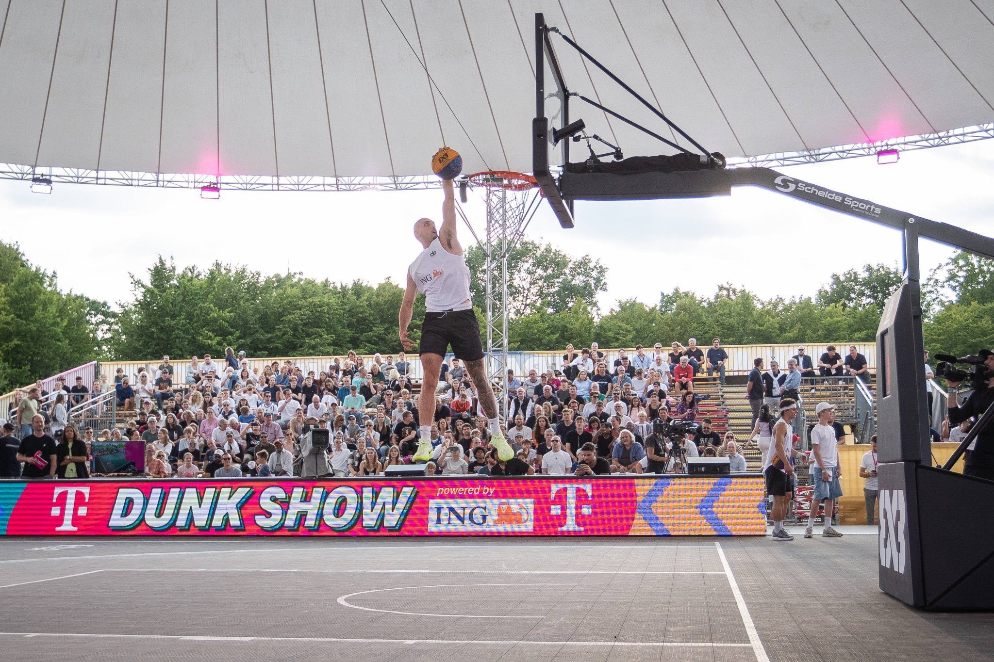 Το 2019 δεν μπορούσε καν να καρφώσει, τώρα καρφώνει καλύτερα από 8 δισεκατομμύρια ανθρώπους (video)