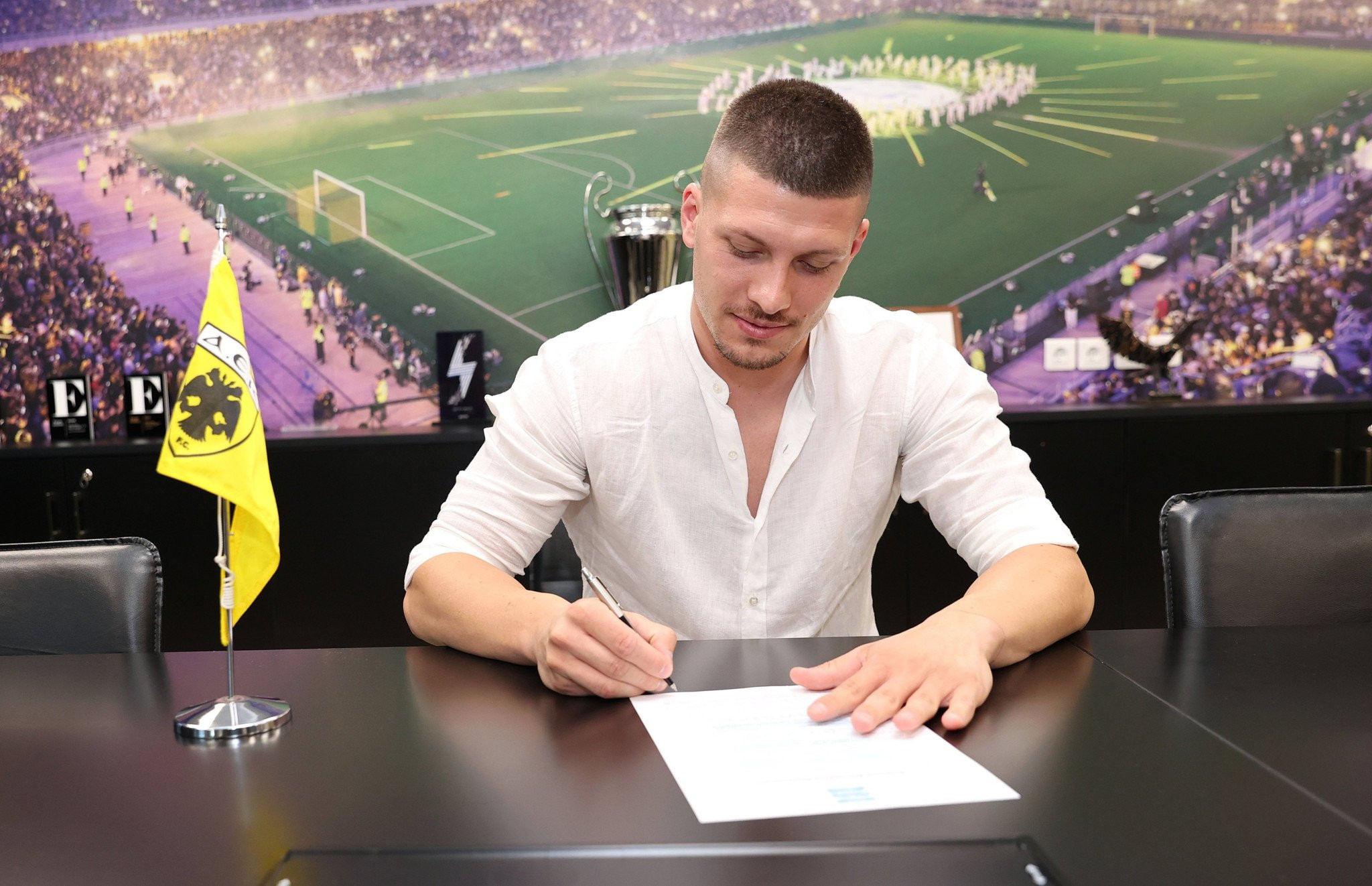 Η στιγμή που ο Γιόβιτς υπογράφει στην ΑΕΚ (video)