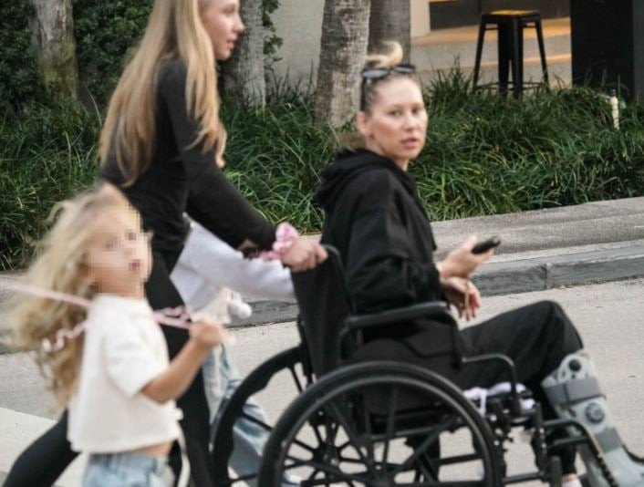 Η ακραία μεταμφίεση της Άννα Κουρνίκοβα για να ξεφύγει από τους παπαράτσι (photo)