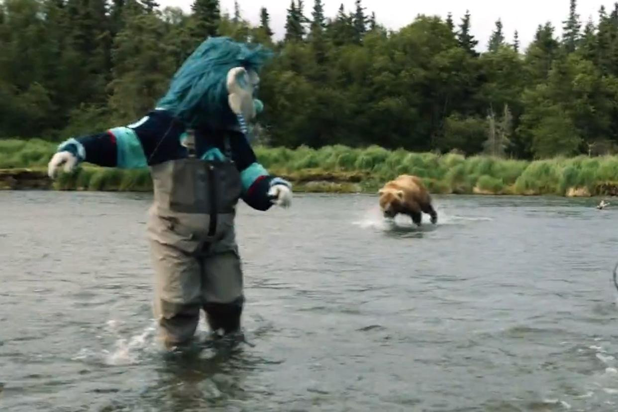 Άγρια αρκούδα επιτίθεται στη μασκότ ομάδας του NHL - Δείτε το τρομακτικό video