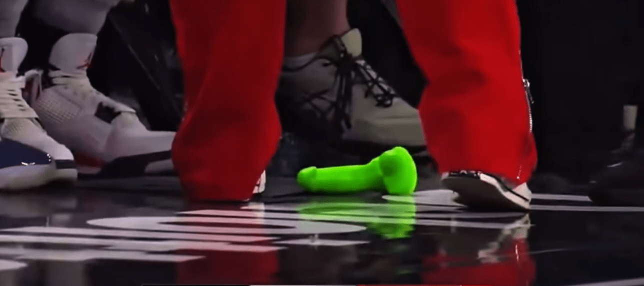 Για τρίτη φορά σε διάστημα μίας εβδομάδας, εκτοξεύτηκε sex toy σε παρκέ του WNBA