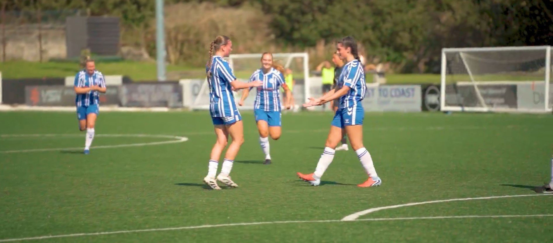 Σκάι Στάουτ: Η 16χρονη που δέχθηκε bullying για την ακμή της σκόραρε στην πρεμιέρα της (video)