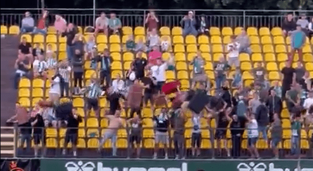Επικό σκηνικό: Οπαδοί απαίτησαν την απόλυση του προπονητή πετώντας βαλίτσες στο γήπεδο (video)