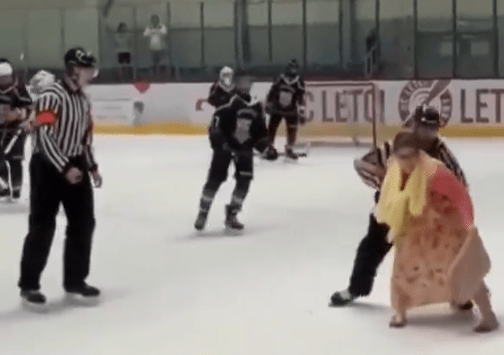Μητέρα αθλητή μπούκαρε σε αγώνα χόκεϊ για να διαμαρτυρηθεί στον διαιτητή