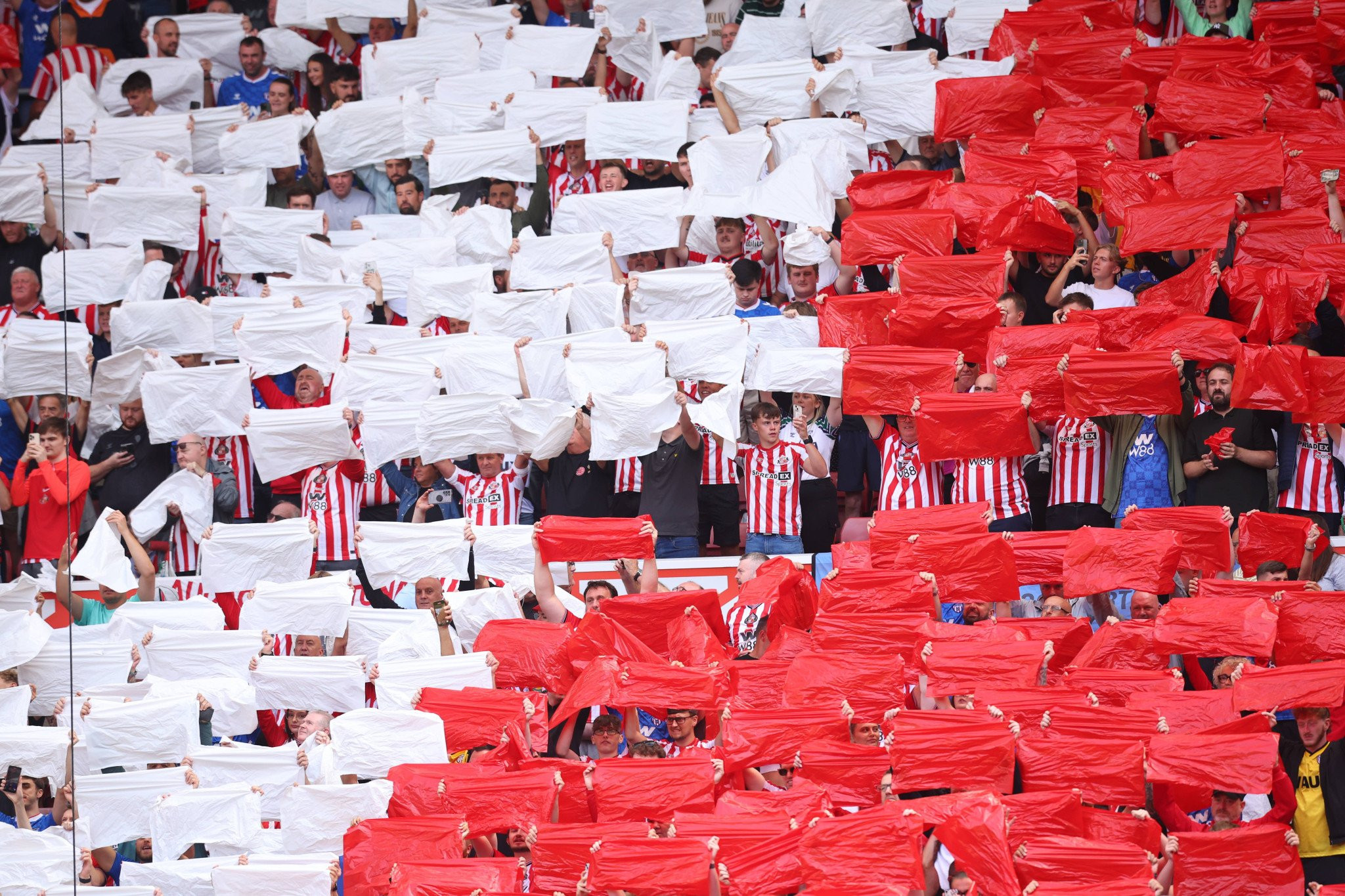 Το εντυπωσιακό κορέο των οπαδών της Σάντερλαντ στην επιστροφή τους στην Premier league