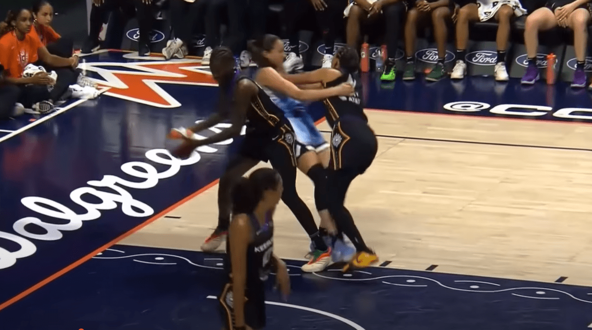 Τρεις αποβολές και... μαλλιοτράβηγμα στο παιχνίδι του WNBA μεταξύ των Κονέκτικατ Σαν και των Σικάγο Σκάι (video)