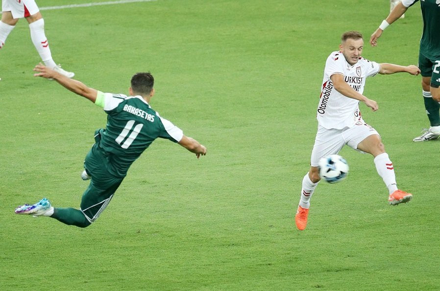 Το εντυπωσιακό εναέριο βολέ του Μπακασέτα, κόπηκε προ της γραμμής (video)