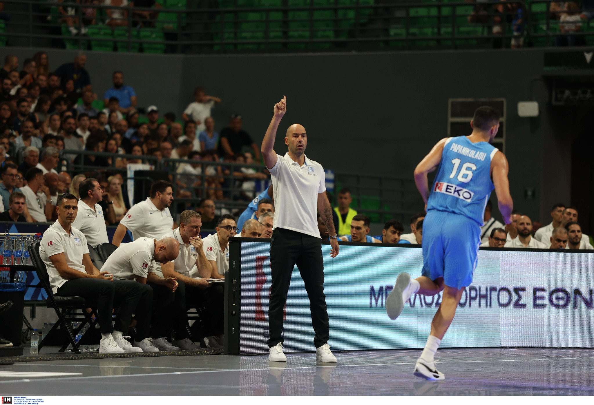 Αρχηγών παρόντων, πάσα αρχή παυσάτω