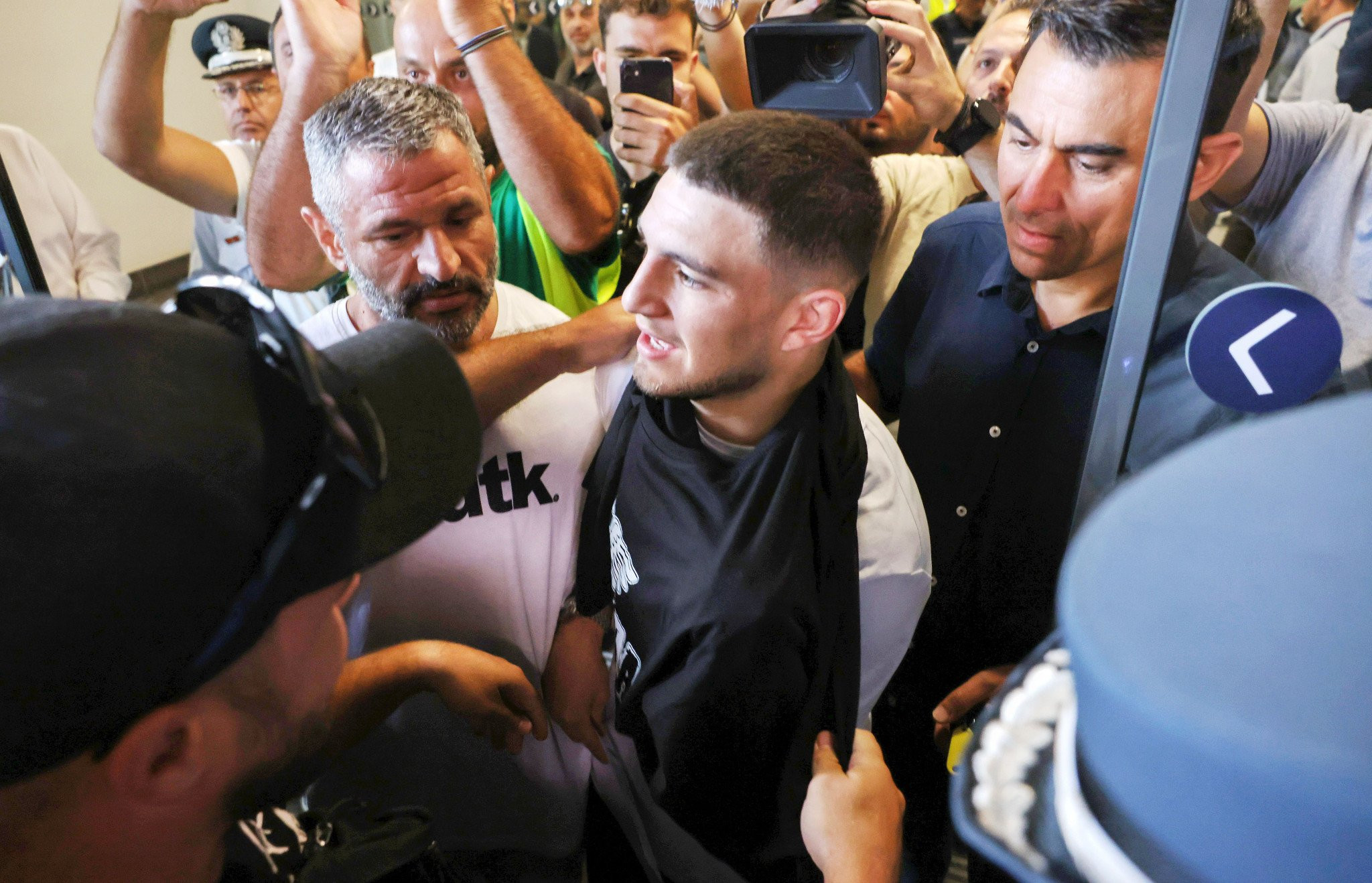 Τρέλα στο αεροδρόμιο από οπαδούς του ΠΑΟΚ στην υποδοχή του Ζαφείρη (video)