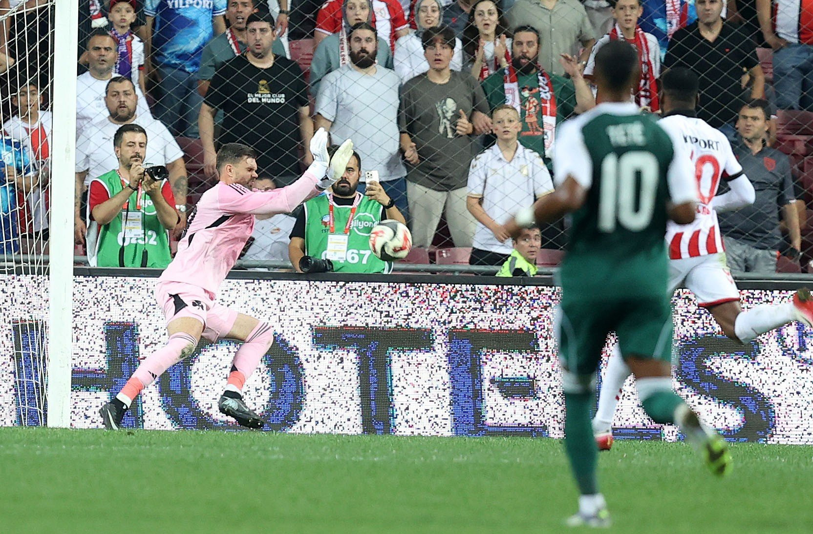 Ο Ντραγκόφσκι αποσόβησε «σίγουρο» γκολ με το... πρόσωπο! (video)