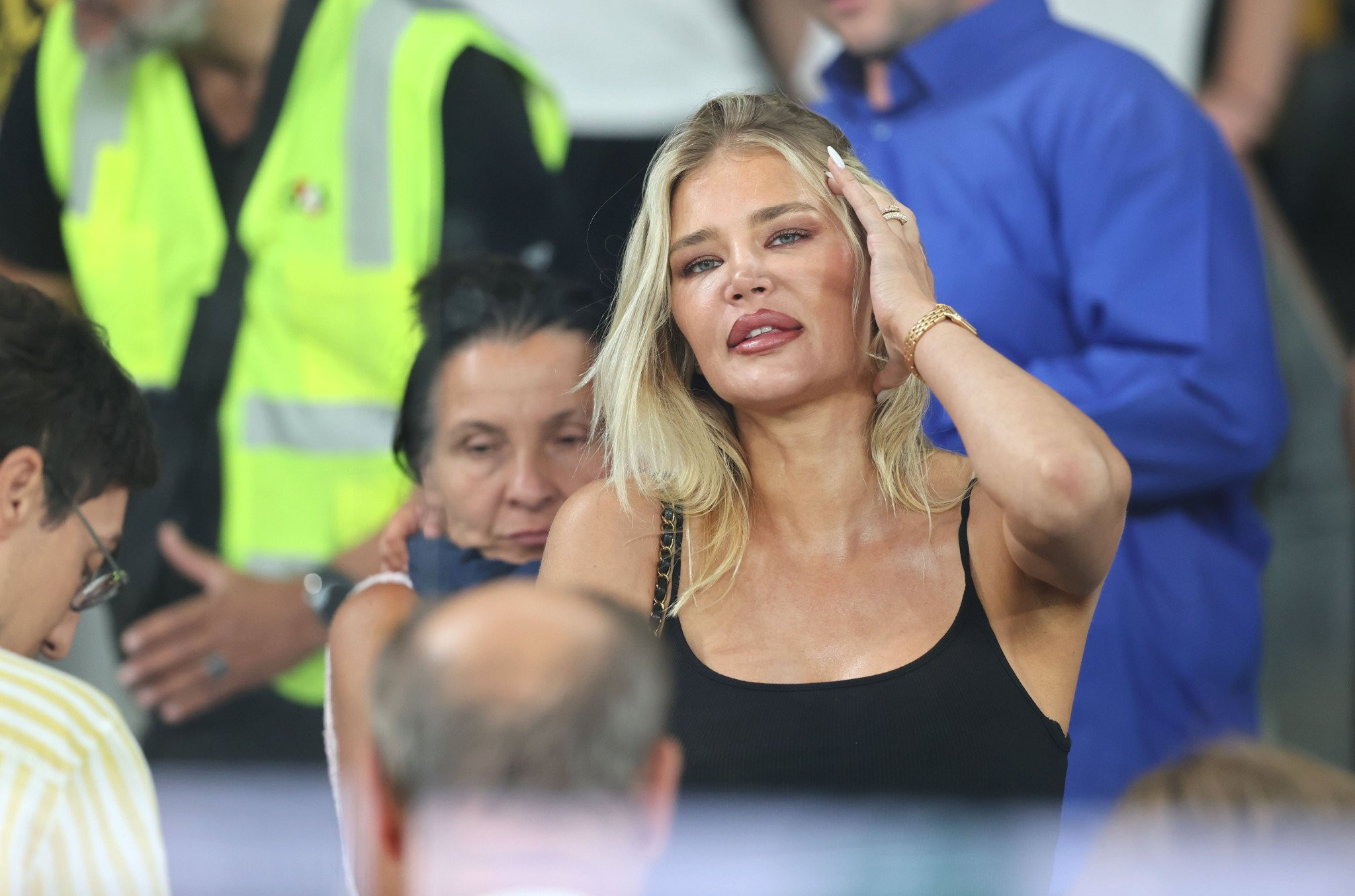 Η εντυπωσιακή ξανθιά καλλονή που έκλεψε την παράσταση στην «OPAP Arena»