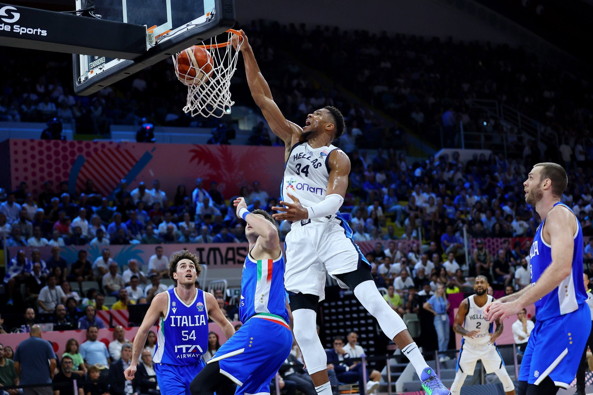 Έπαθε... πανικό το Eurobasket με τις απανωτές φάσεις του Γιάννη Αντετοκούνμπο