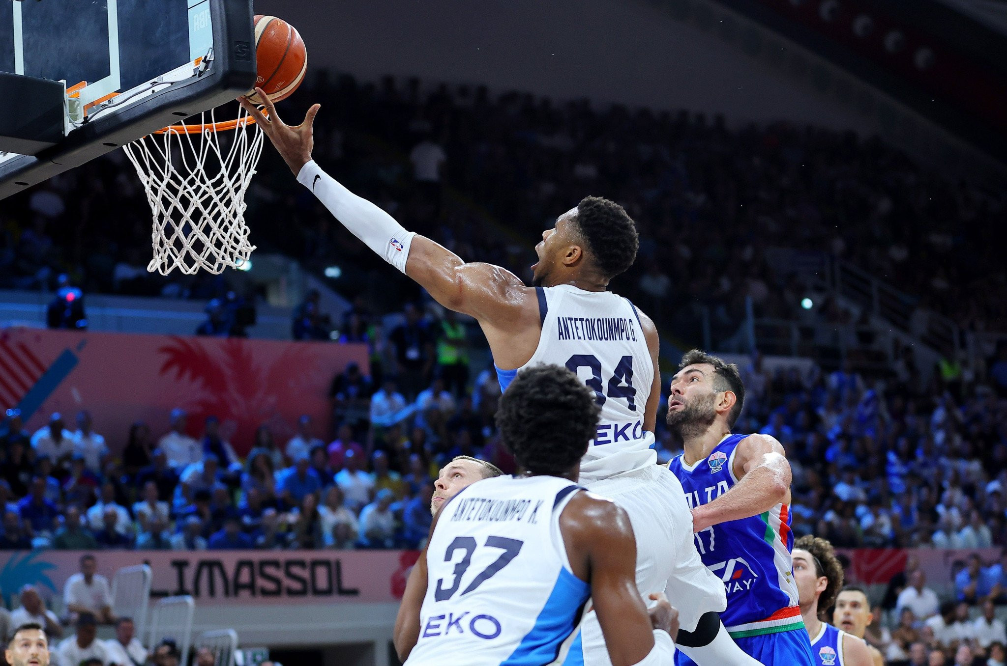 Ο sniper του Ποτσέκο είναι απών και ο Γιάννης... χορεύει - Αυτά έχει κάνει ο «Greek Freak» στο πρώτο μέρος (video)