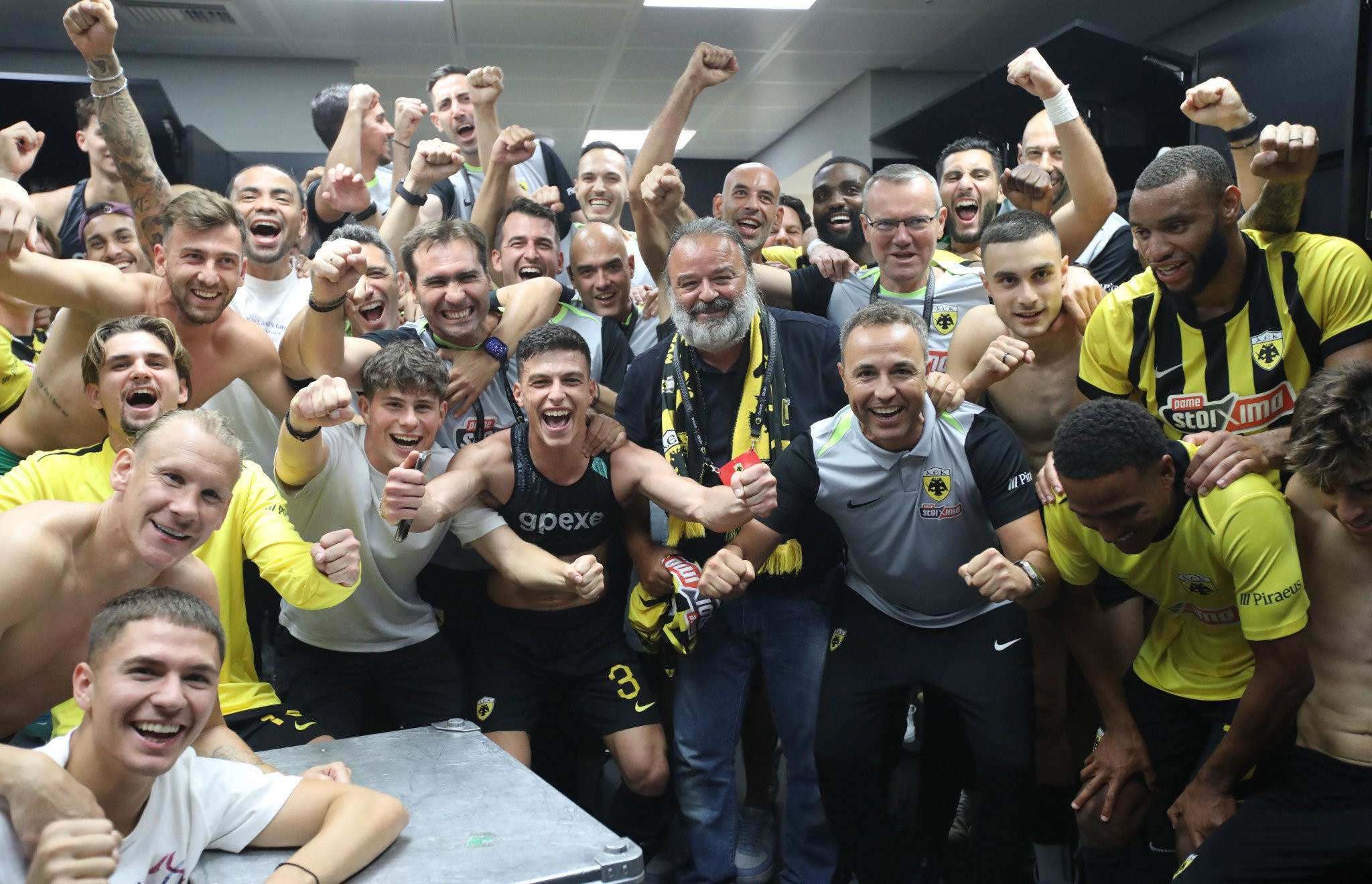 Οι παίκτες της ΑΕΚ τα «έσπασαν» στα αποδυτήρια μαζί με Ηλιόπουλο και Νίκολιτς μετά την ιστορική πρόκριση