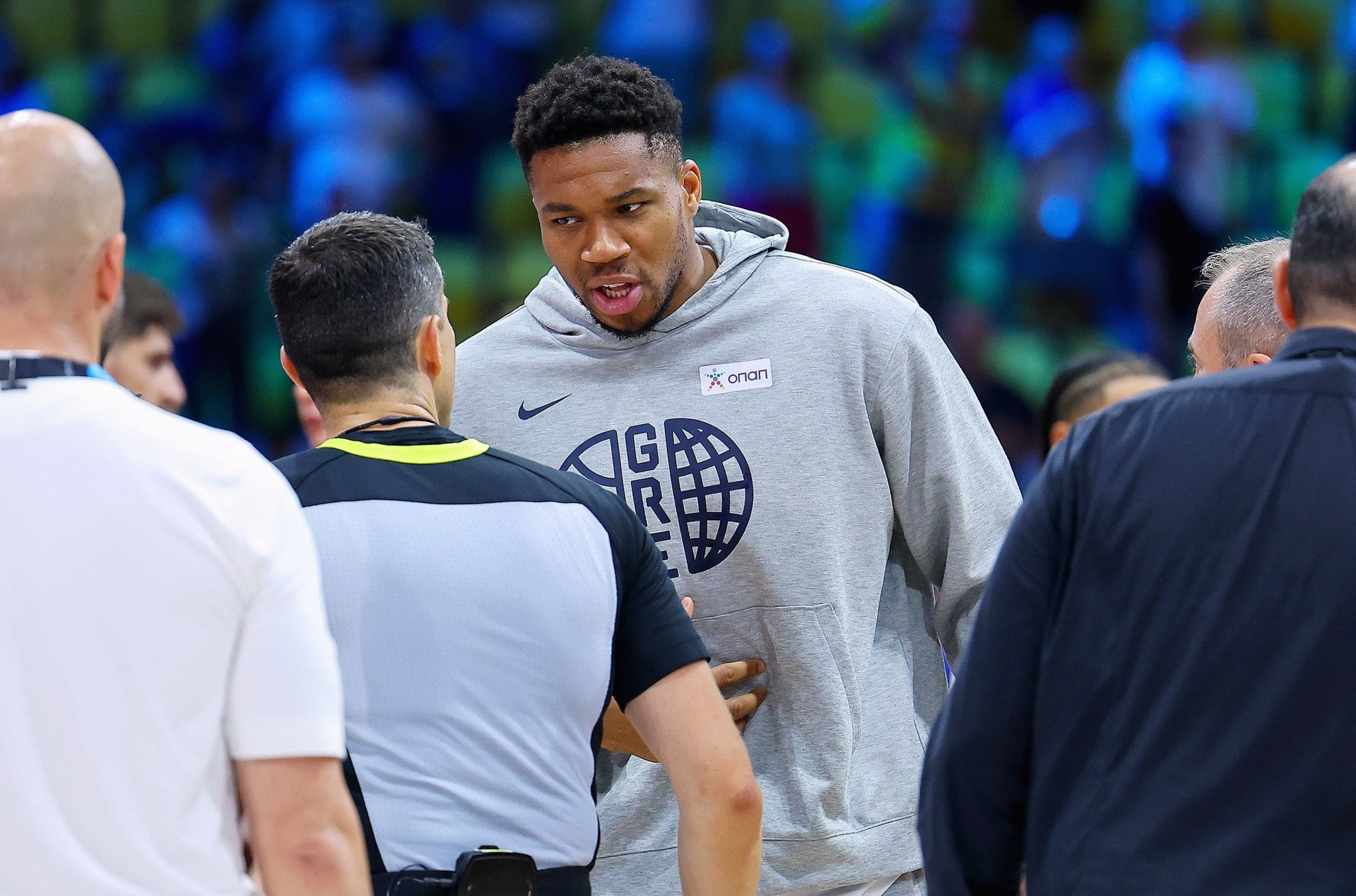 Τα παράπονα του Γιάννη: Ο Αντετοκούνμπο μπήκε στο παρκέ και διαμαρτυρήθηκε στους διαιτητές (video)