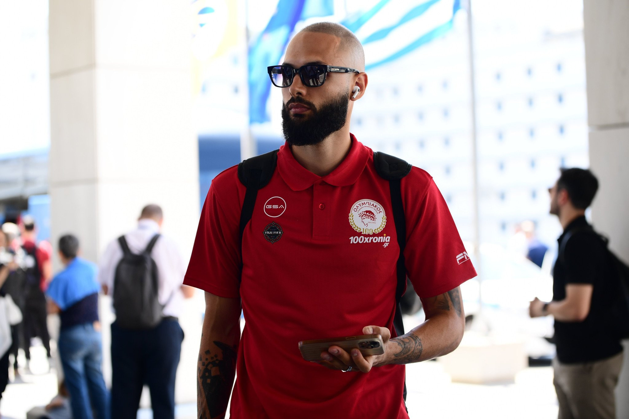 Ο Φουρνιέ ξετρελάθηκε με τη συλλογή του Ολυμπιακού σε συνεργασία με την Aime Leon Dore