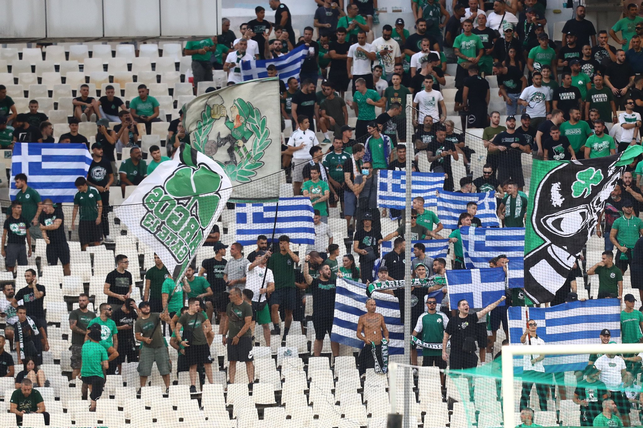 Γεμάτο με ελληνικές σημαίες το «πέταλο» των οργανωμένων στο ΟΑΚΑ (pics)