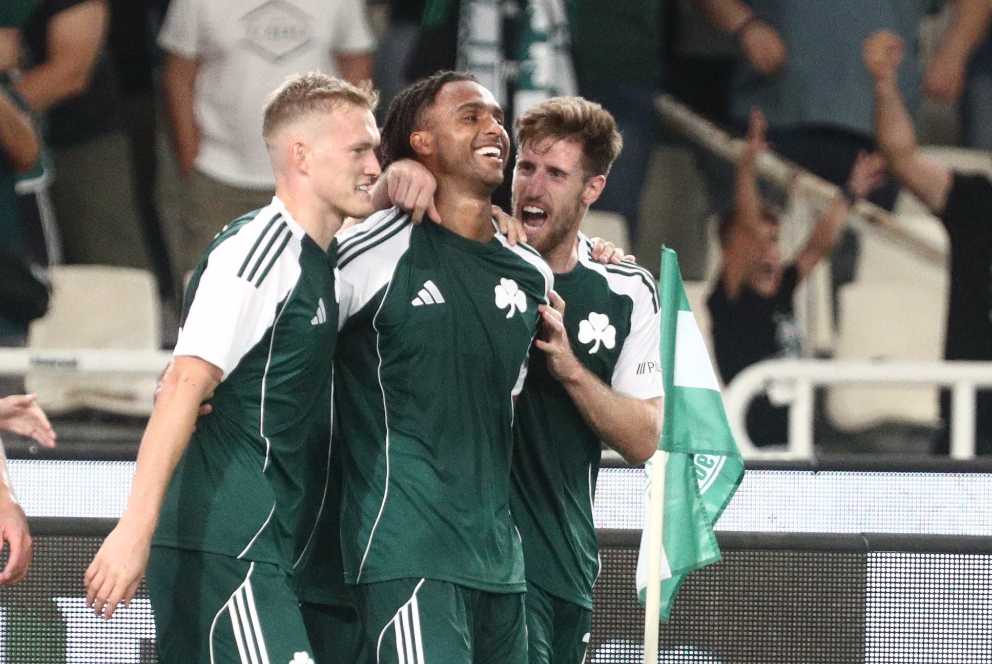 Οι ηγετικές ομιλίες Βιτόρια-Μπακασέτα και η έκρηξη του κόσμου στα γκολ του Παναθηναϊκού (video)