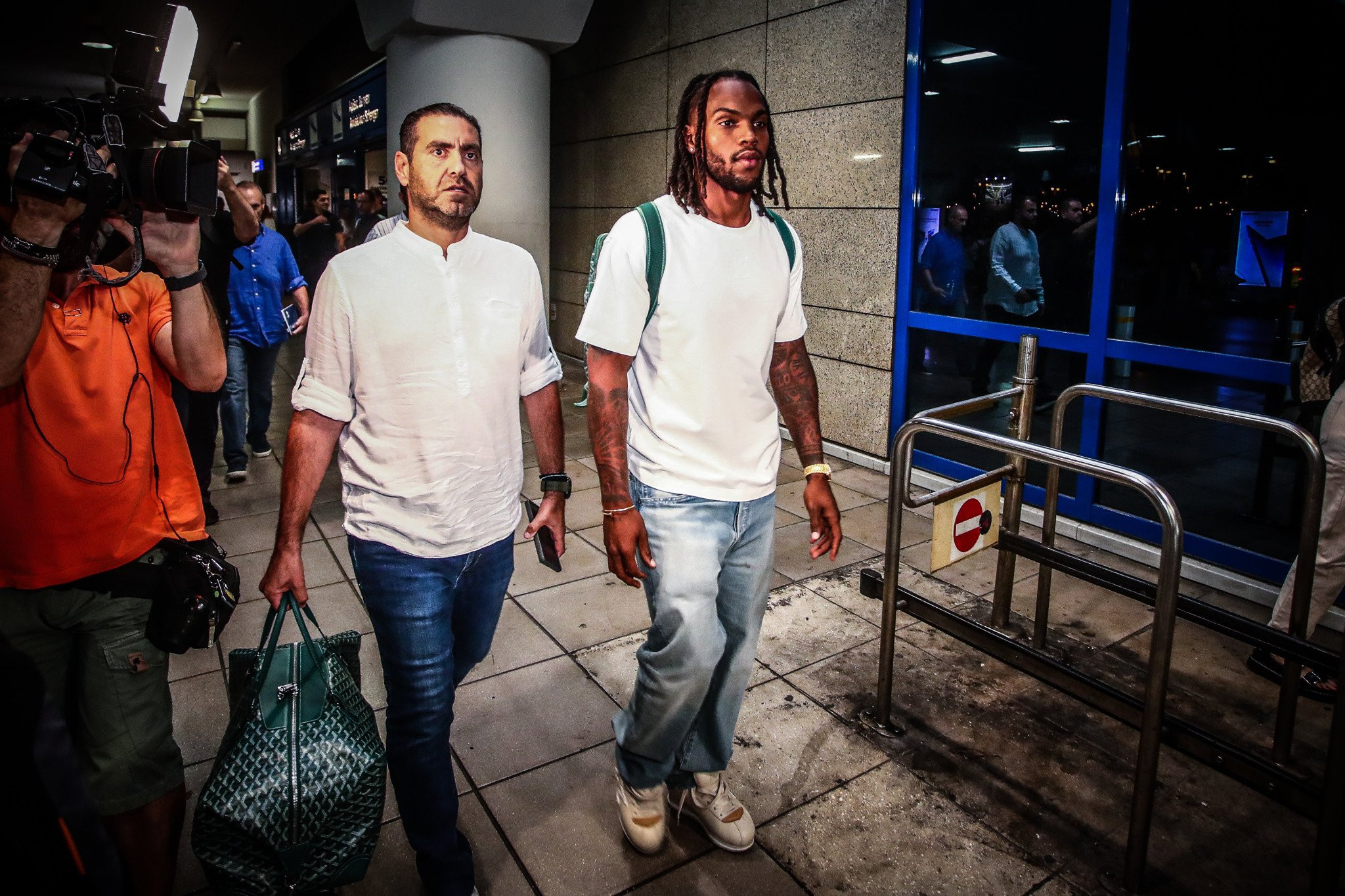 Πόσο κοστίζουν οι πανάκριβες πράσινες τσάντες που κρατούσε ο Ρενάτο Σάντσες στην άφιξή του