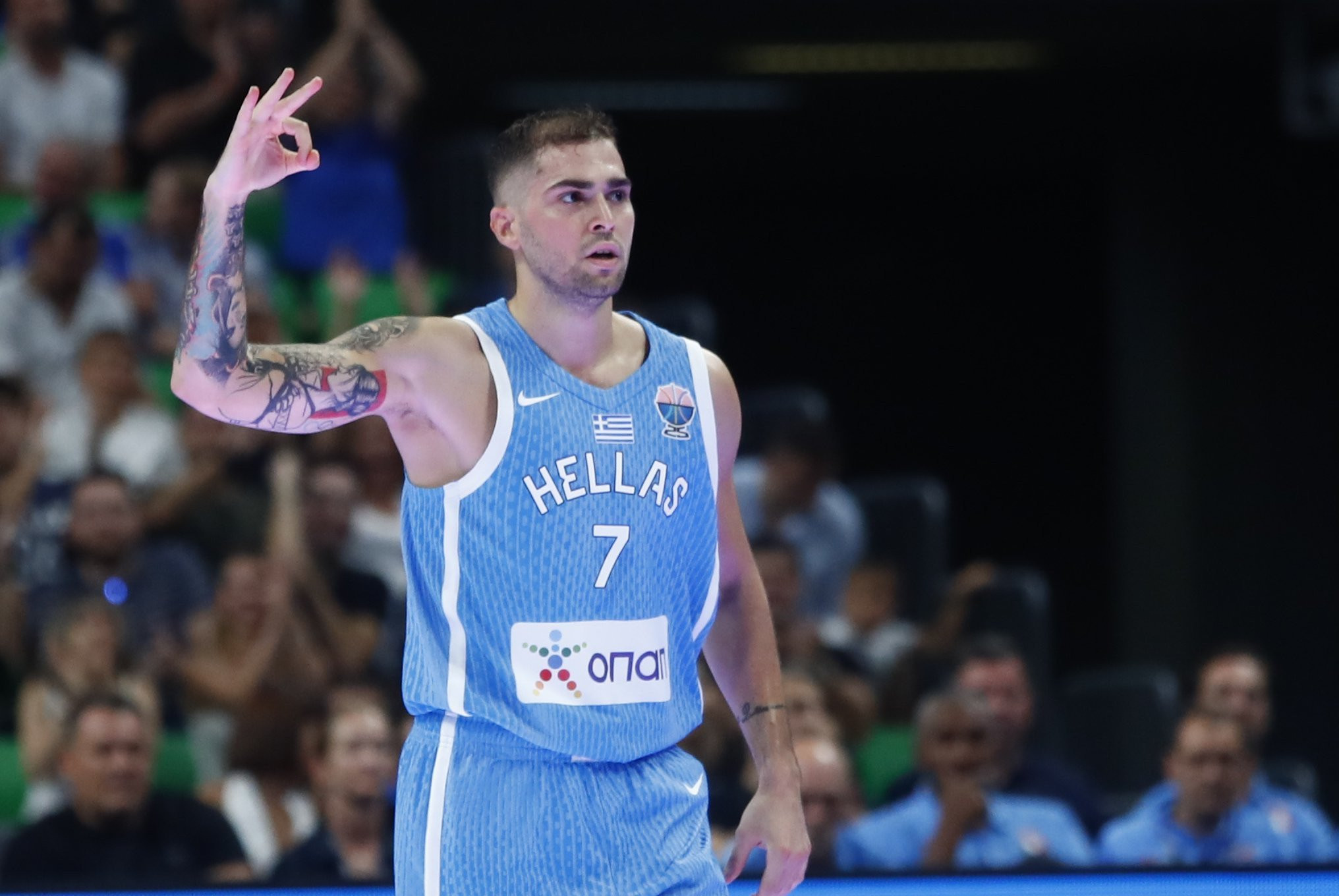 Απίστευτο τρίποντο του Τολιόπουλου από το logo του glass floor (video)